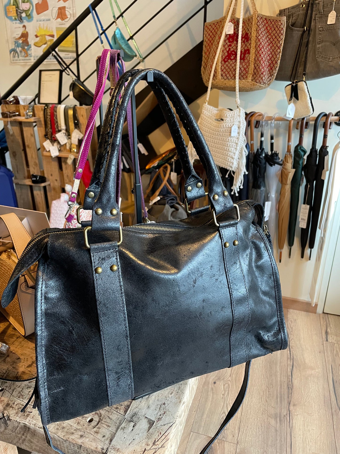 Sac Amandine en cuir noir mat - grand format