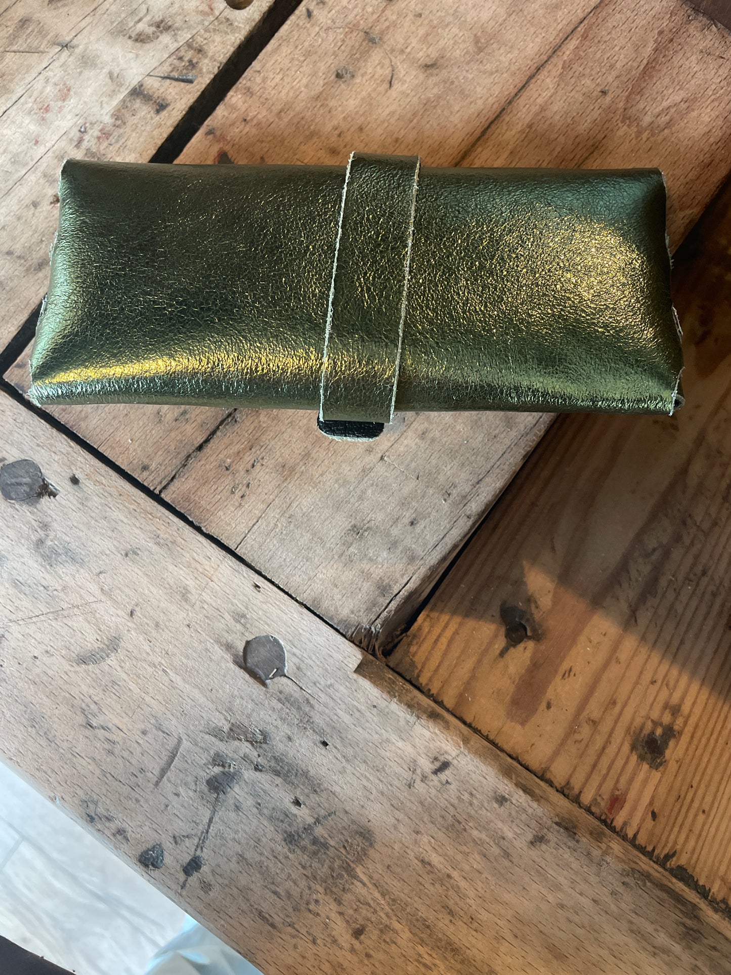 Étui à lunettes en cuir vert kaki irisé