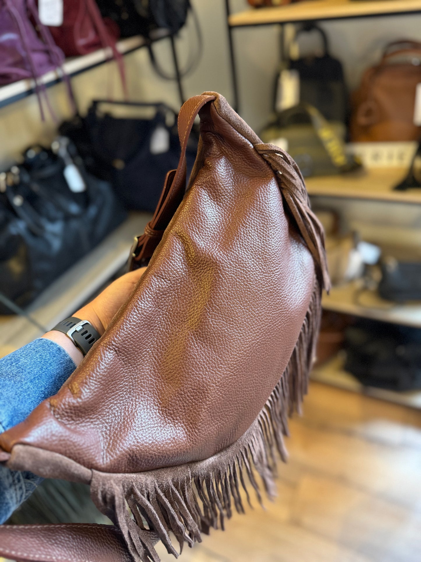 Banane Happy en daim et cuir grainé avec franges coloris marron