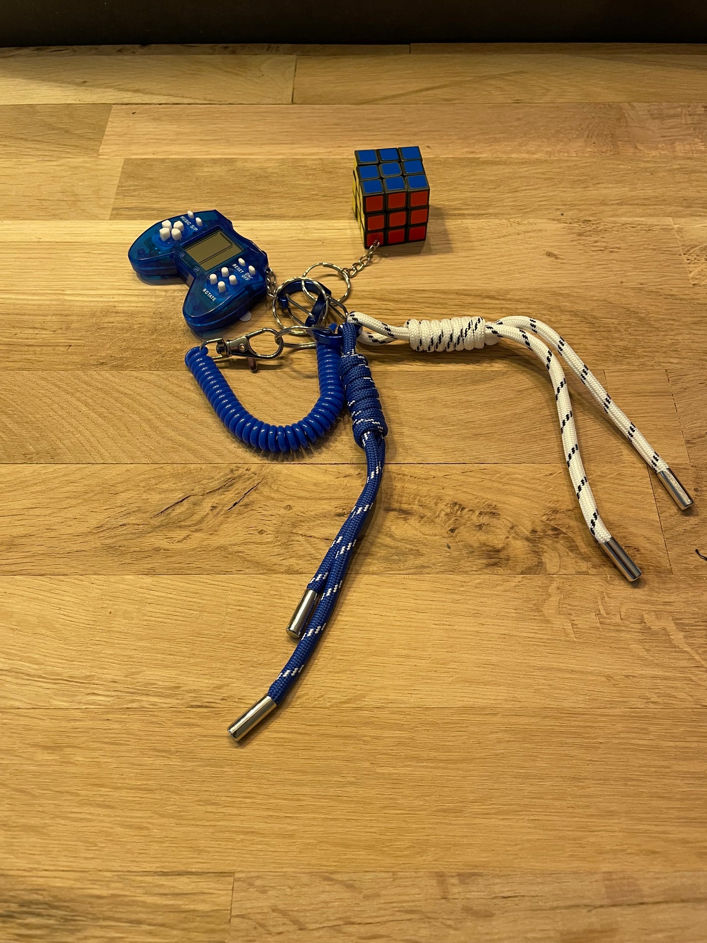 Bijou de sac manette de jeux + rubik’s cube bleu