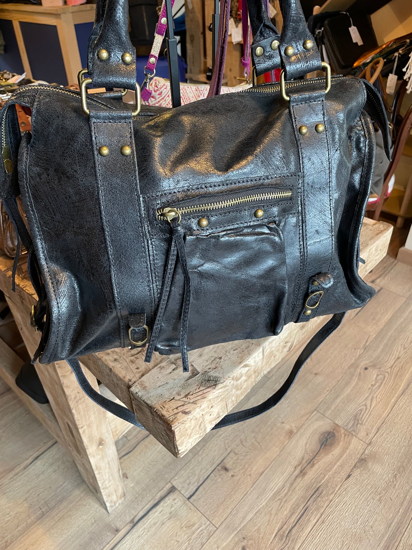 Sac Amandine en cuir noir mat - grand format