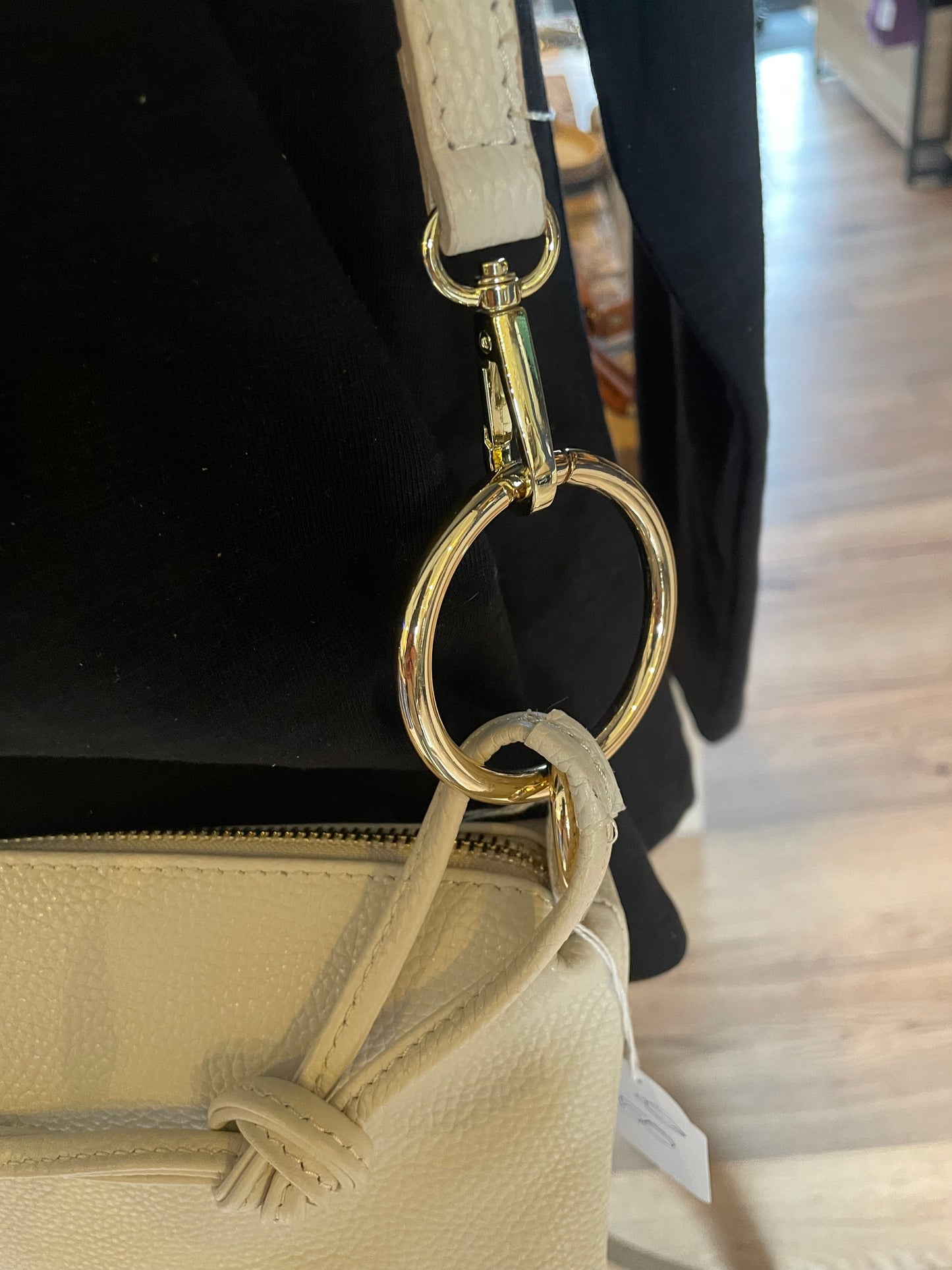 Sac format grande pochette en cuir grainé écru - Charlie