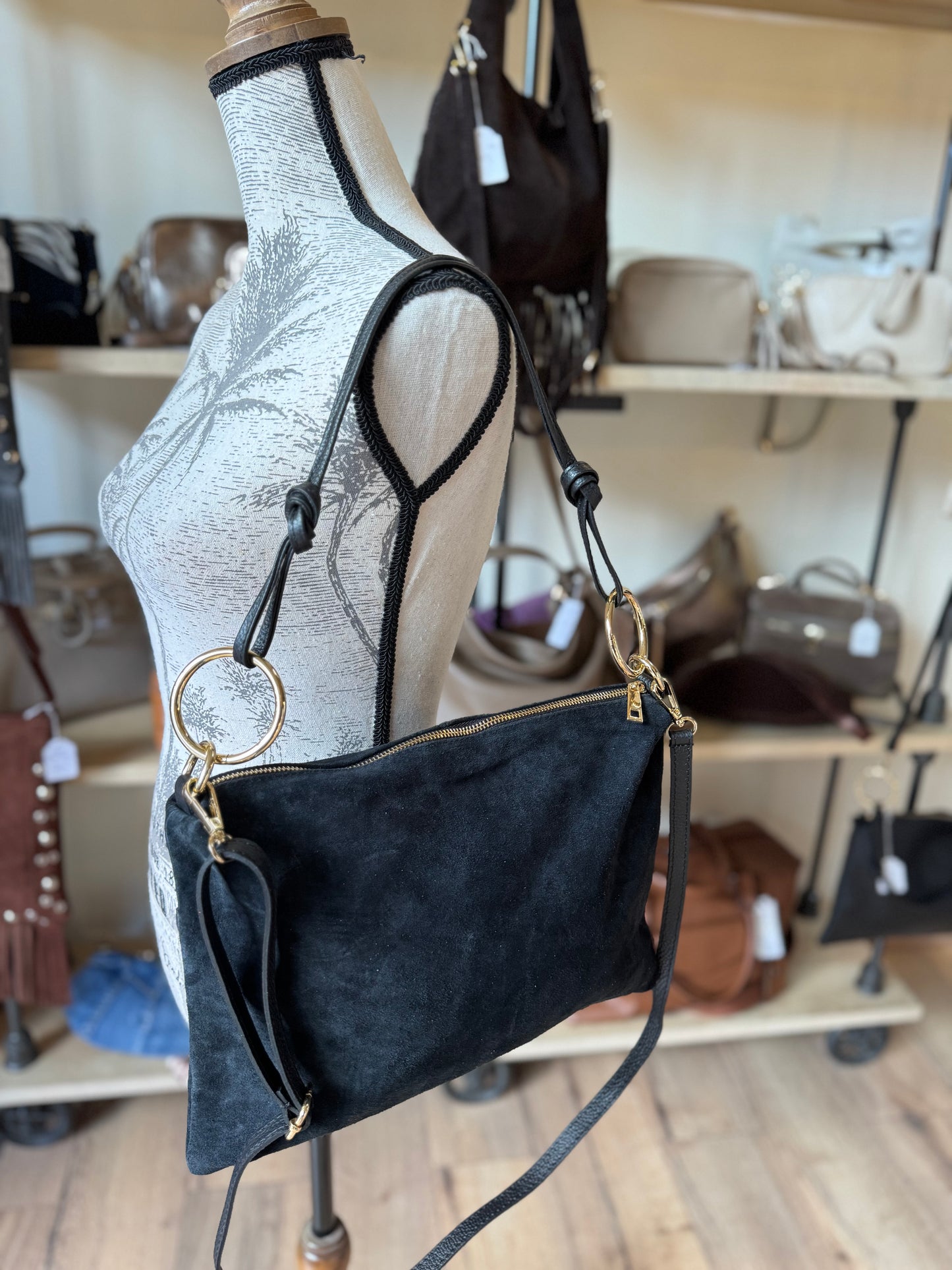 Sac Charlie format grande pochette en daim coloris noir