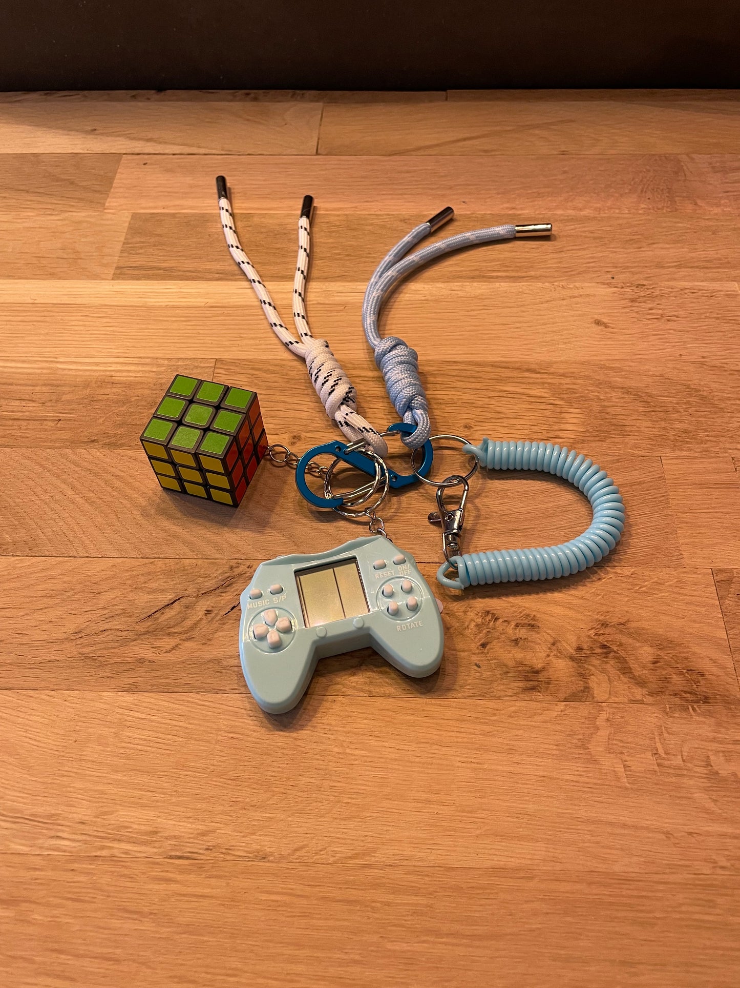 Bijou de sac manette de jeu + rubik’s cube bleu clair
