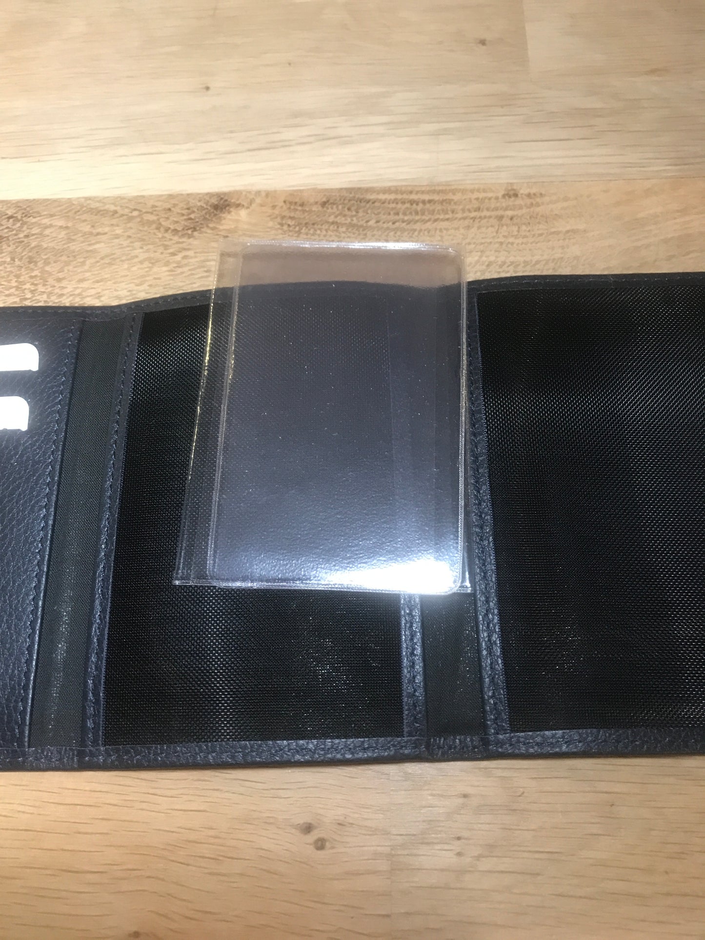 Porte-papiers/porte-cartes en cuir marine ligne Madras - Étrier