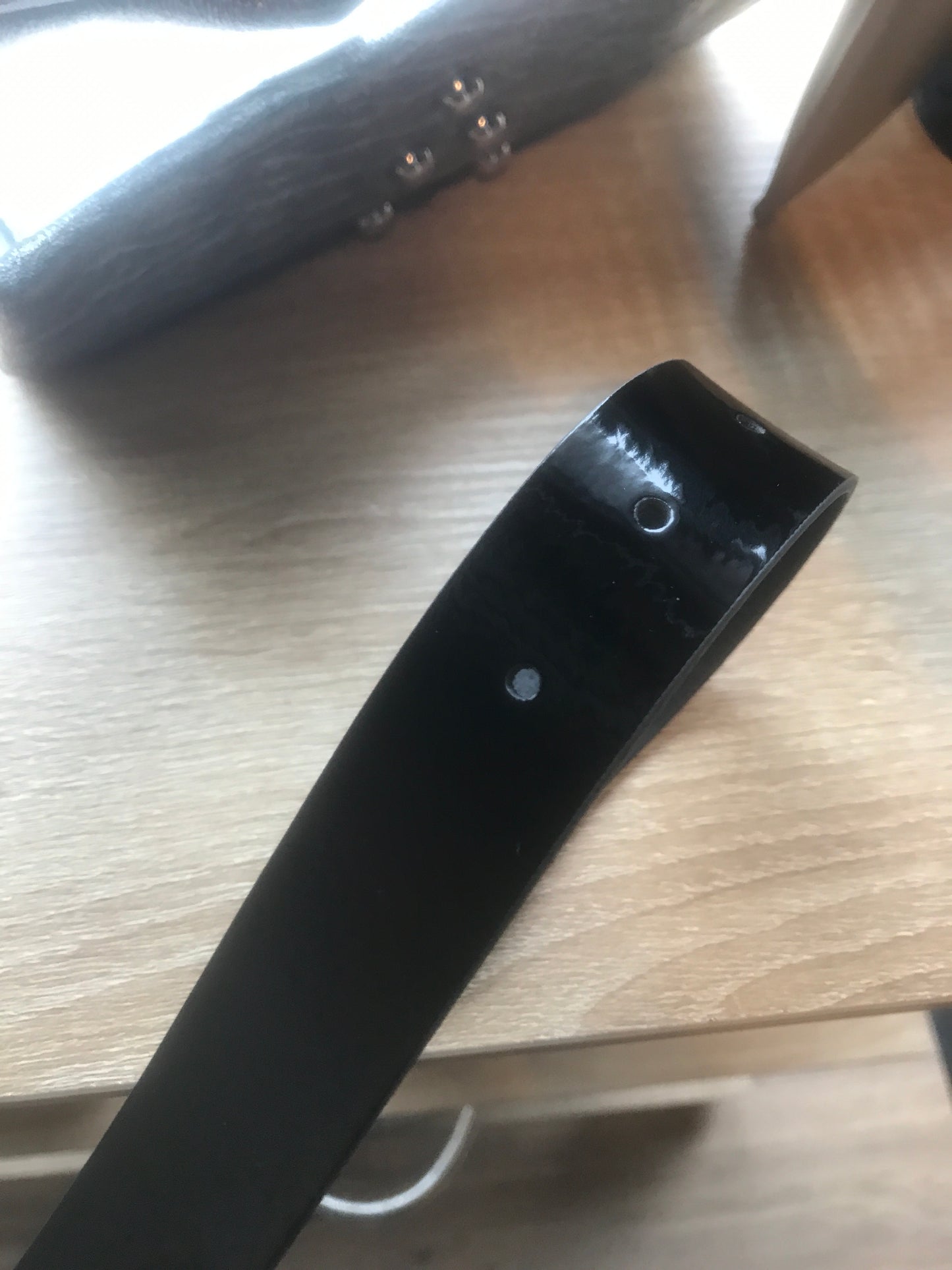 Ceinture en cuir verni noir avec Strass