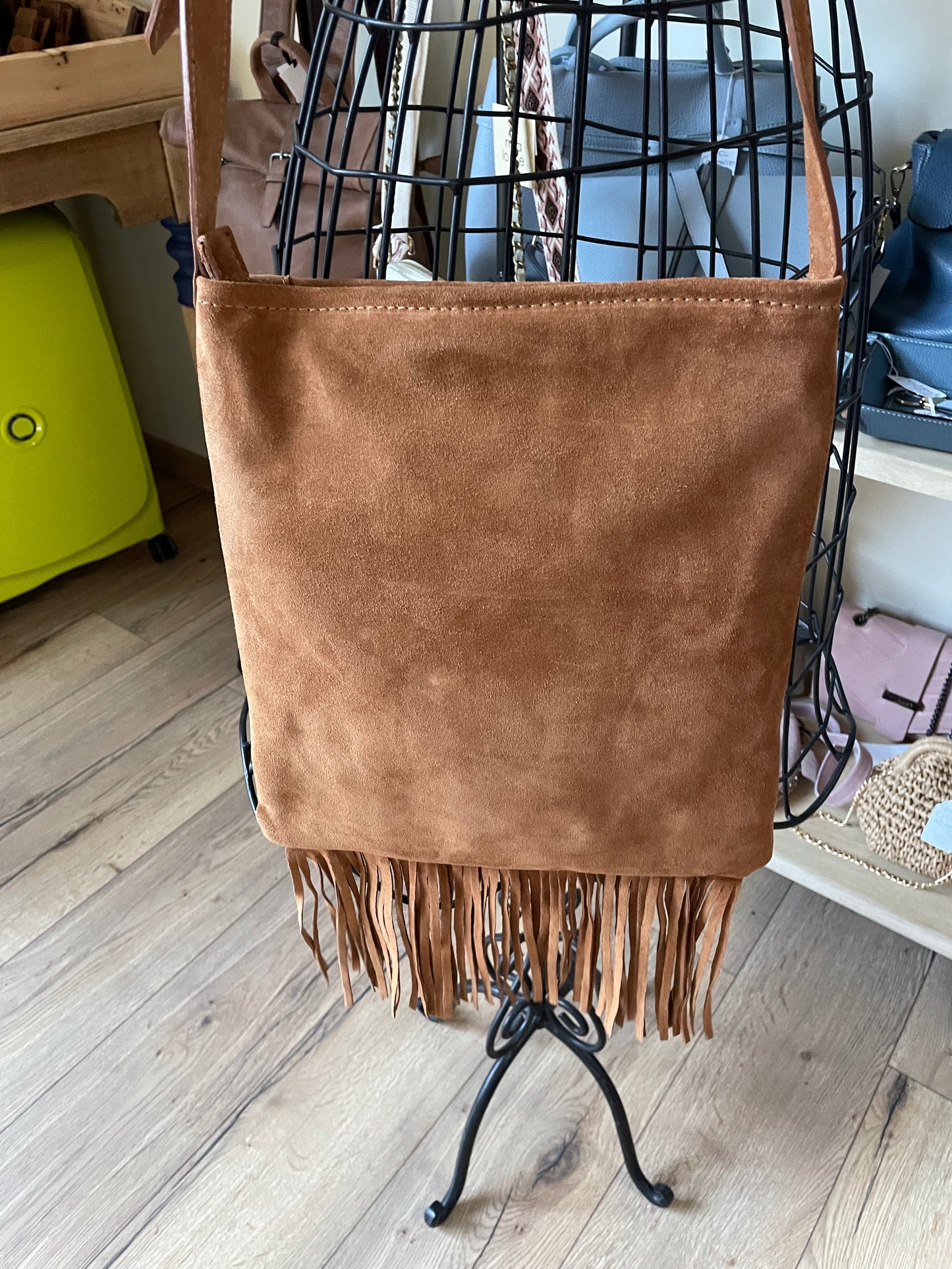 Sac Barbara en cuir suédé avec franges et rivets (coloris camel)