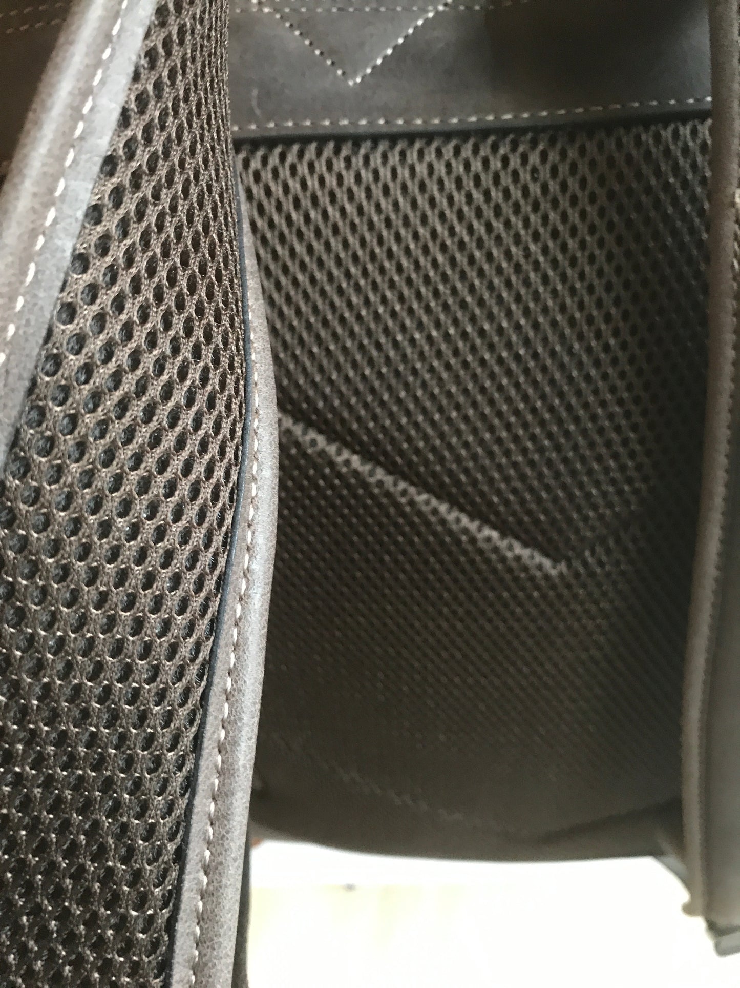 Sac à dos roulé en cuir ligne SPIDER coloris marron foncé - Etrier