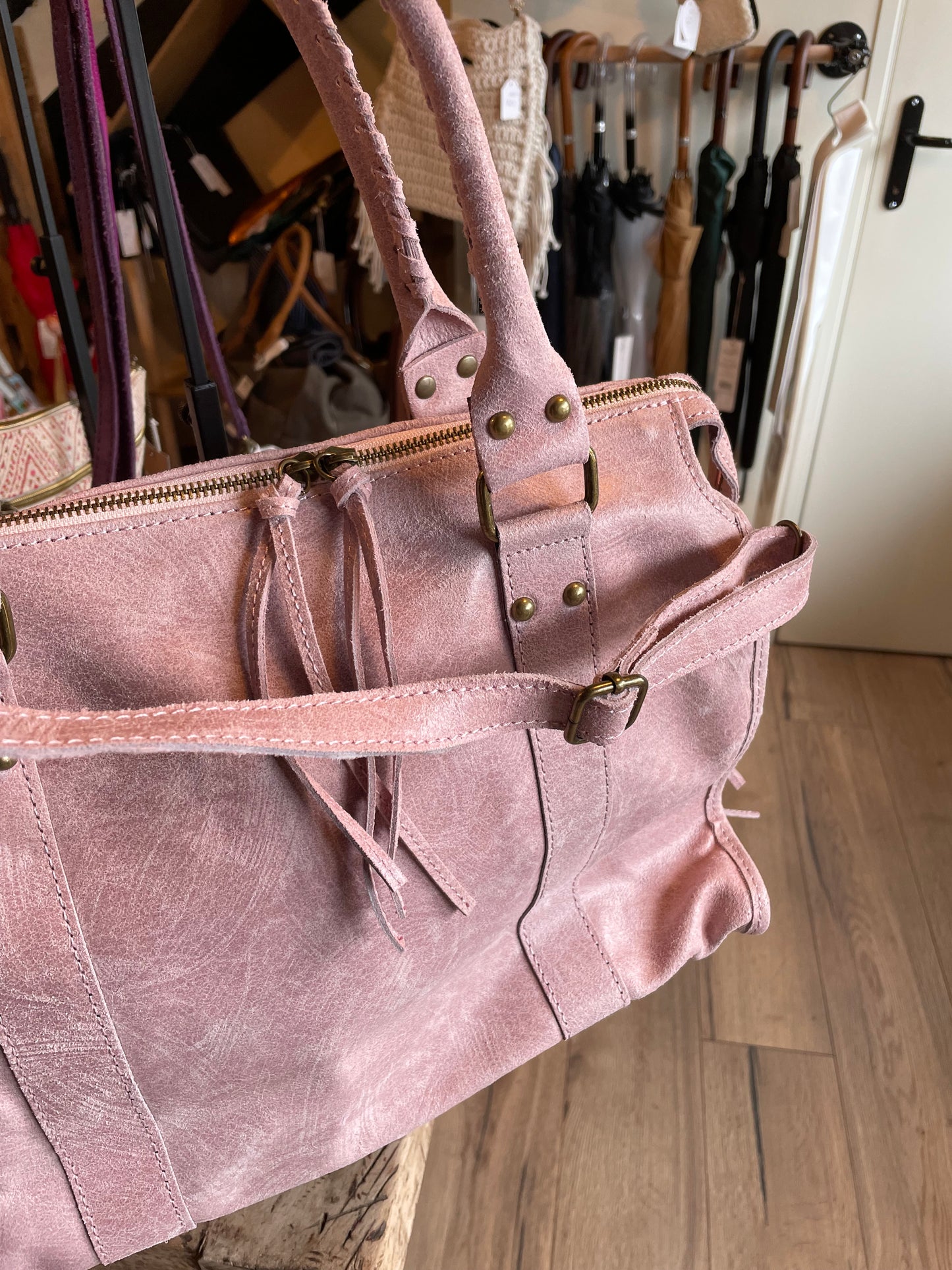 Sac Amandine en cuir mat rose poudré grand format