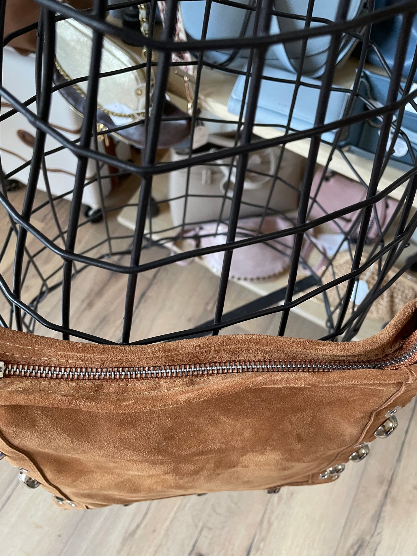 Sac Barbara en cuir suédé avec franges et rivets (coloris camel)