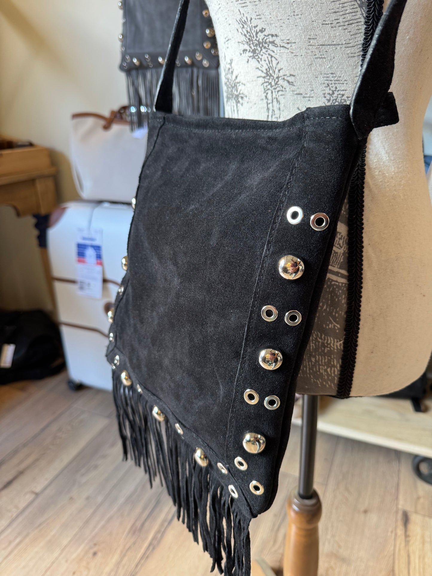 Sac Barbara en cuir suédé avec franges et rivets (coloris noir)