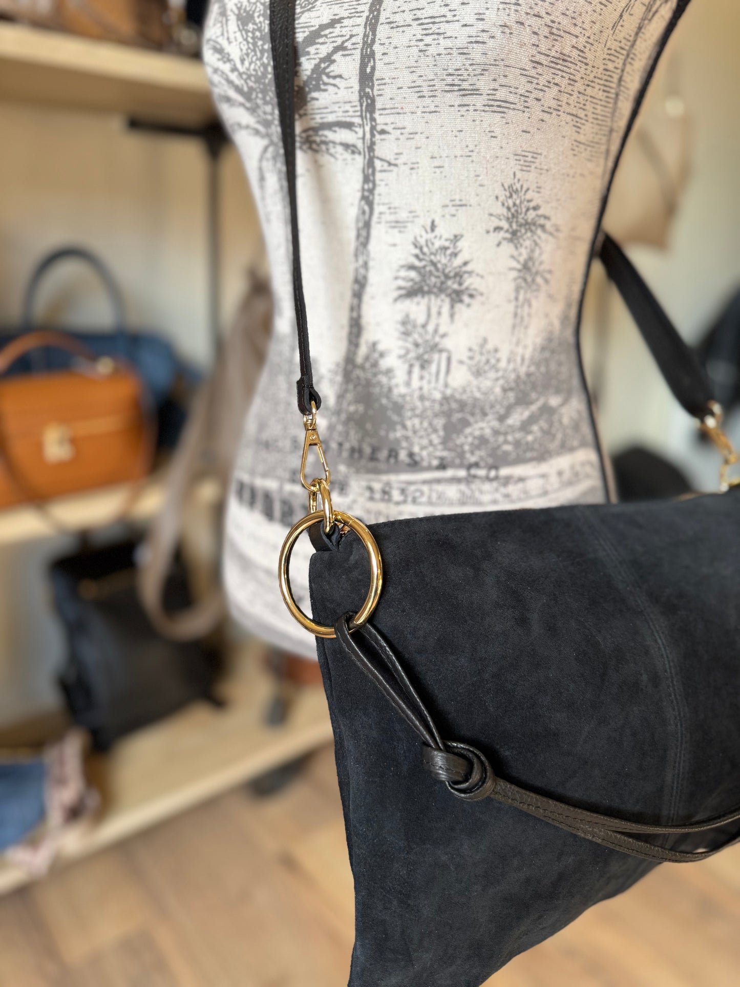 Sac Charlie format grande pochette en daim coloris noir