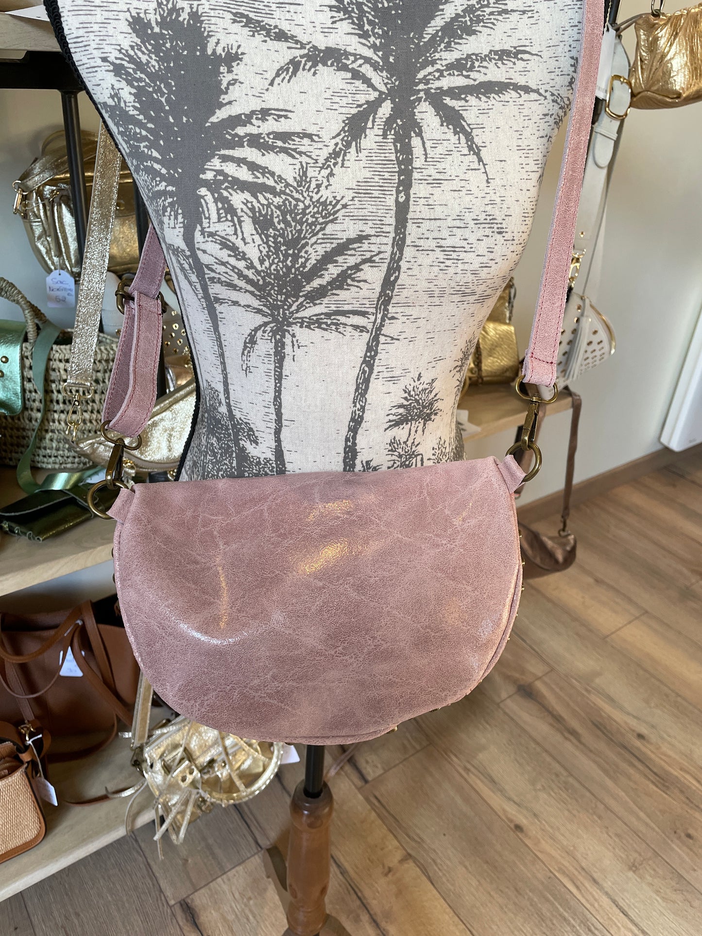 Banane Clem en cuir brossé clouté - rose clair