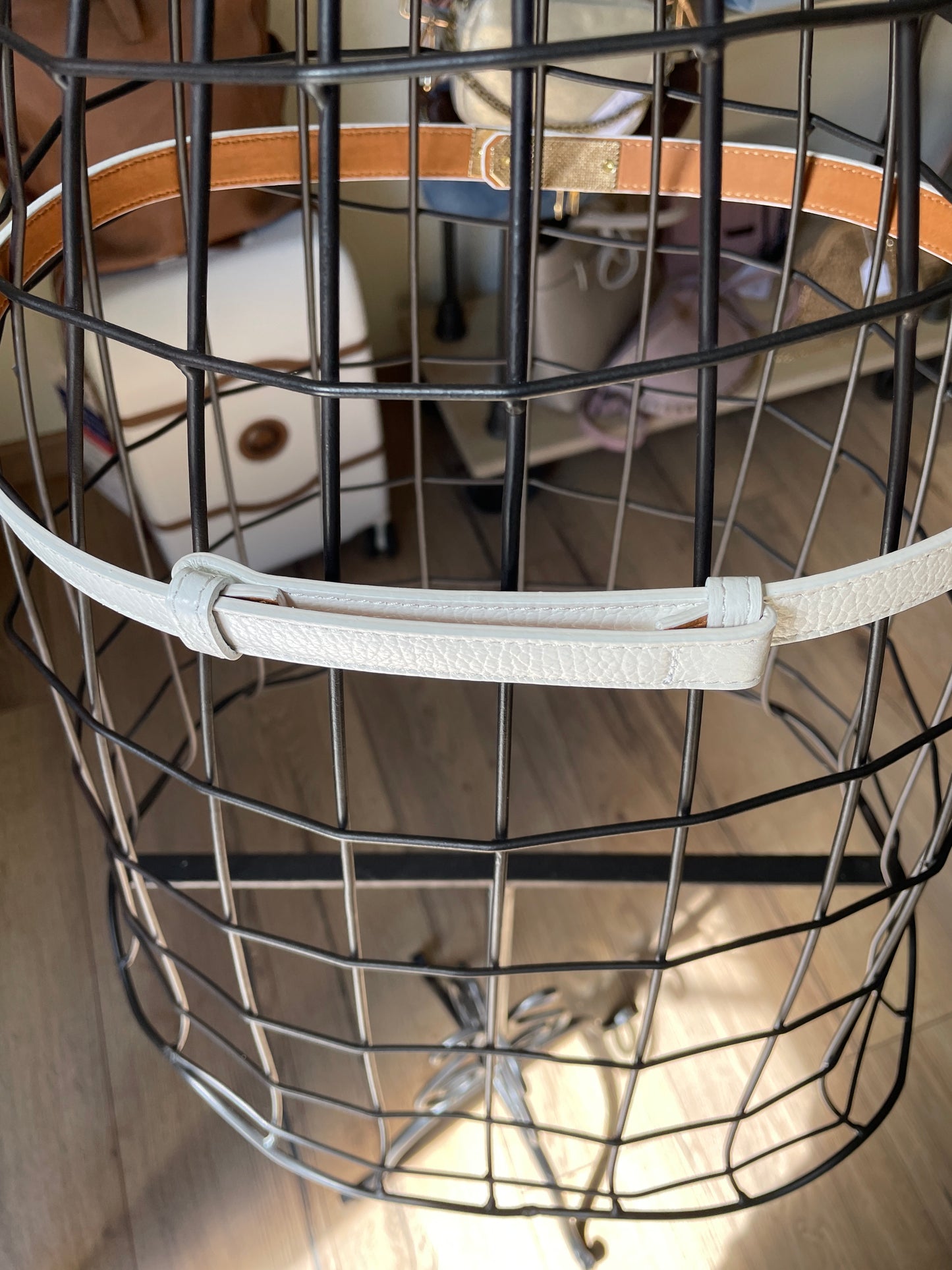 Fine ceinture Hanna en cuir grainé blanc