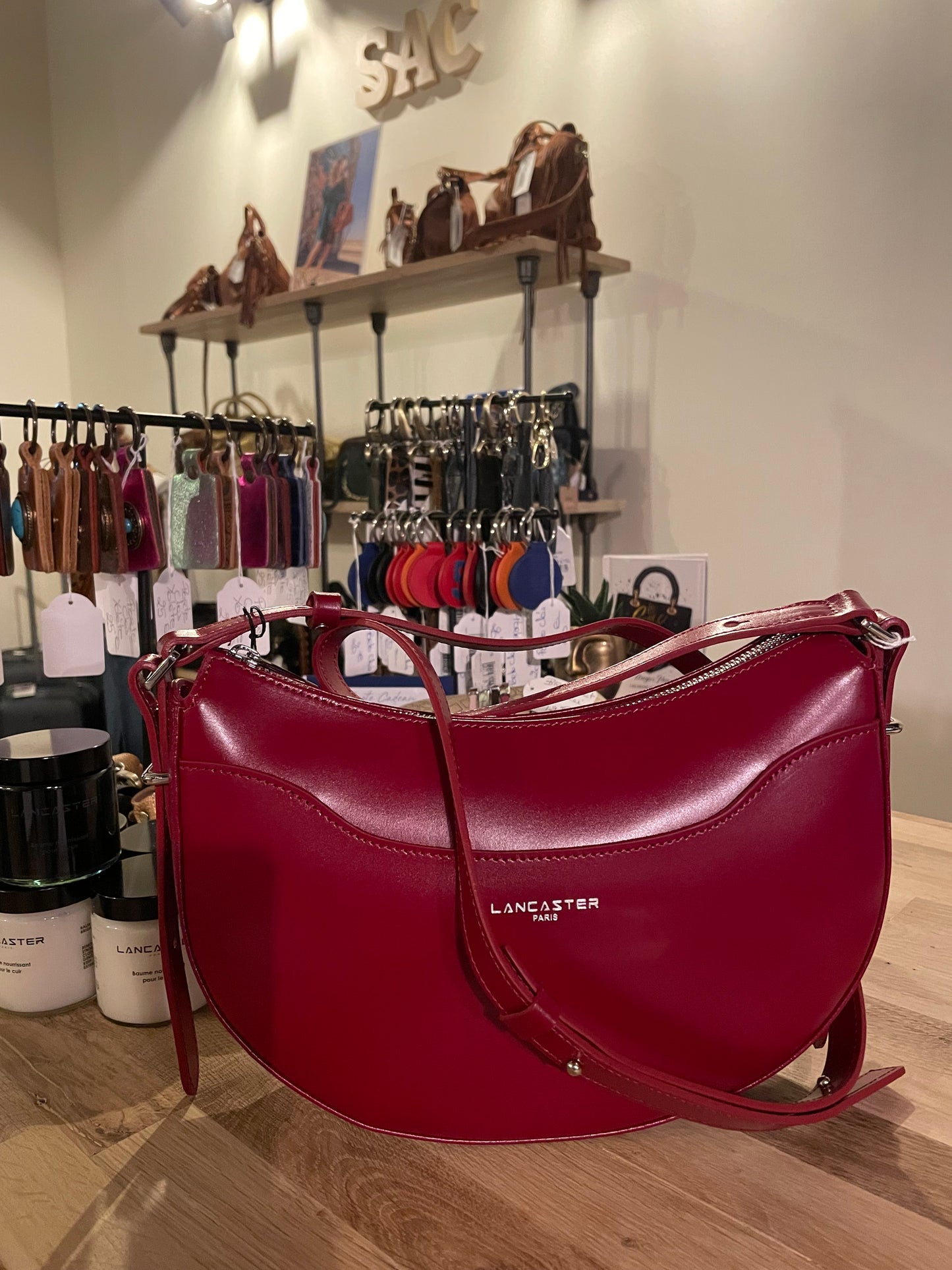 Sac Demi-lune Suave Ace coloris Carmin - Lancaster