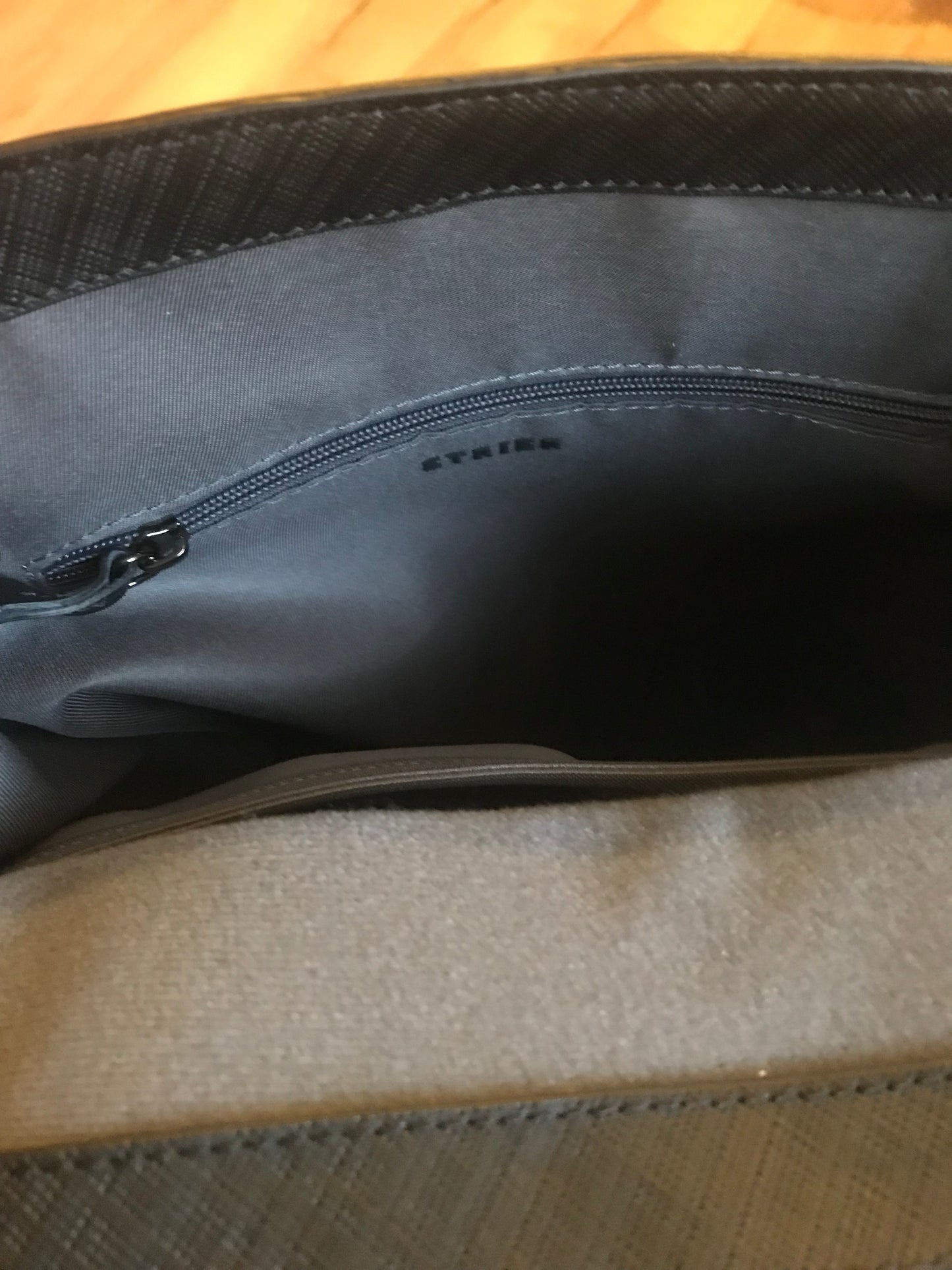 Sac à dos business en cuir ligne Flèche 1 compartiment PC 15’´- Etrier
