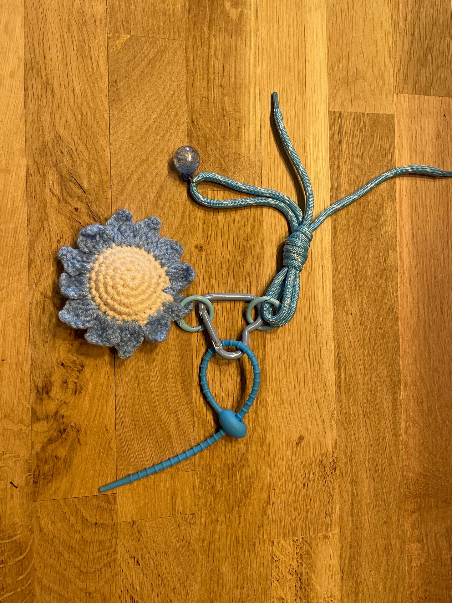Bijou de sac fleur bleue en laine
