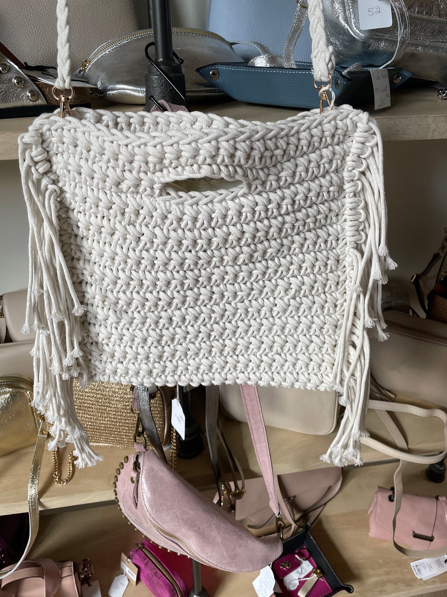 Sac blanc en crochet avec franges