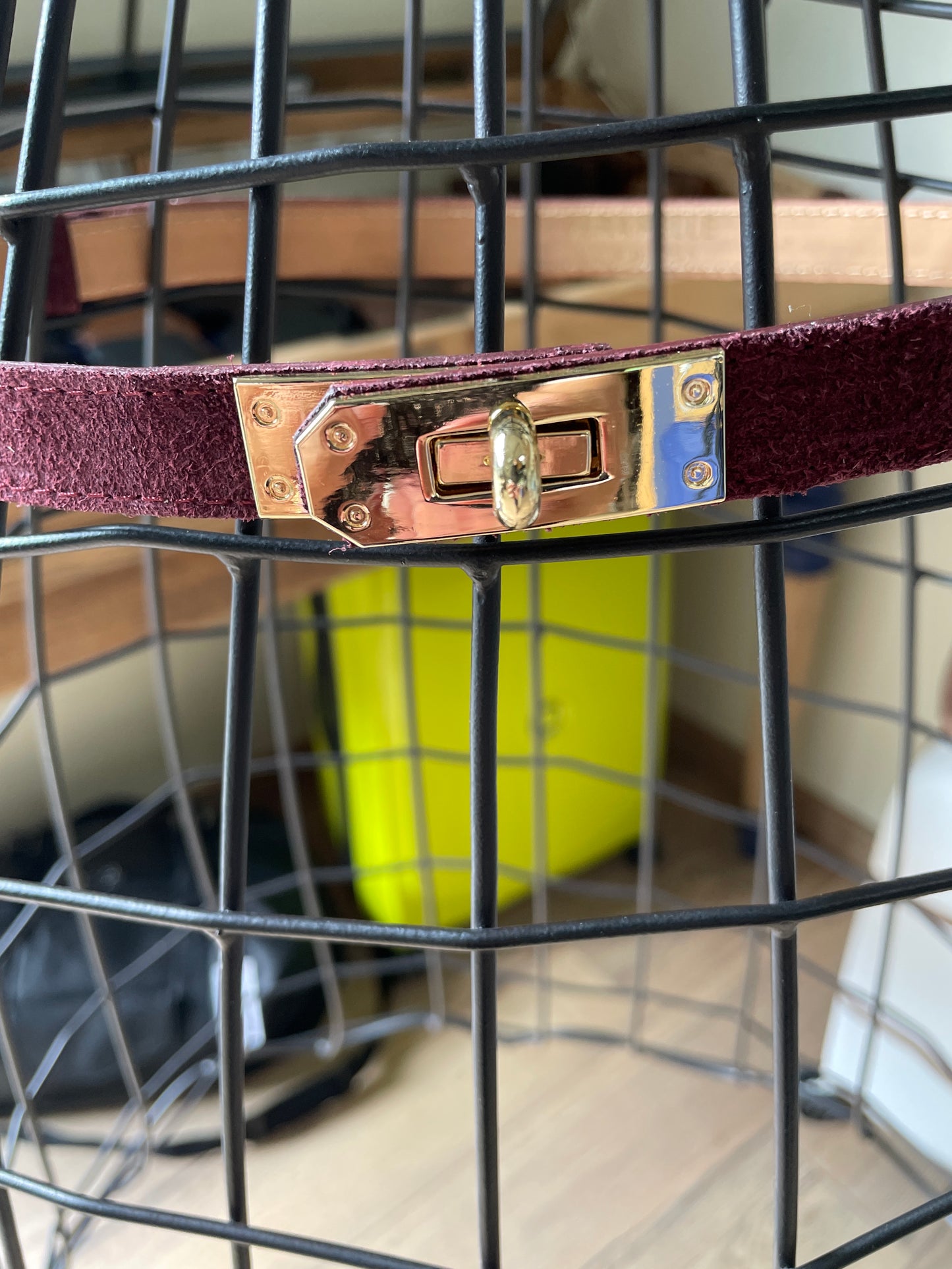 Fine ceinture Hanna en cuir suédé coloris bordeaux