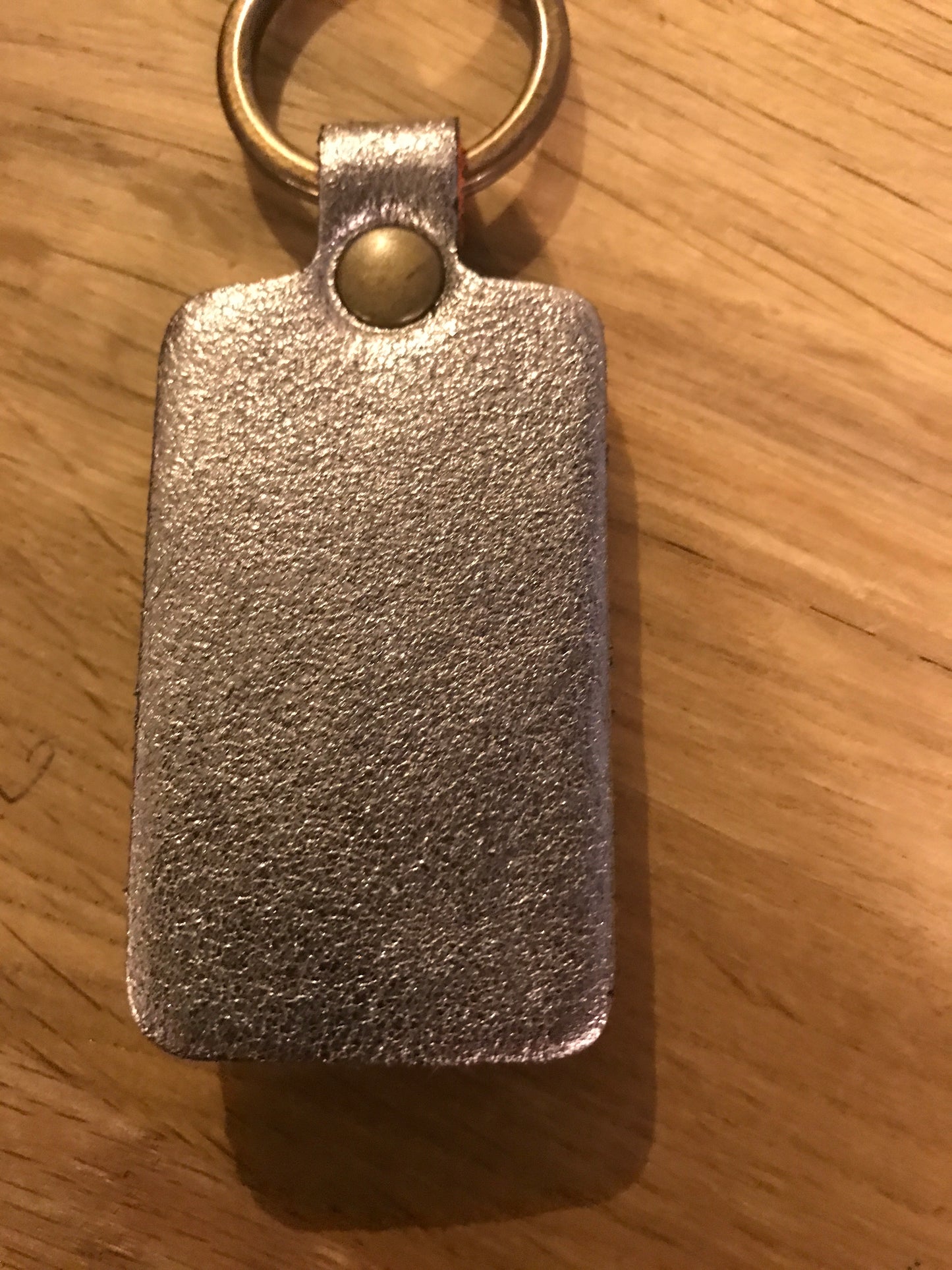 Porte clés en cuir argenté Yolète