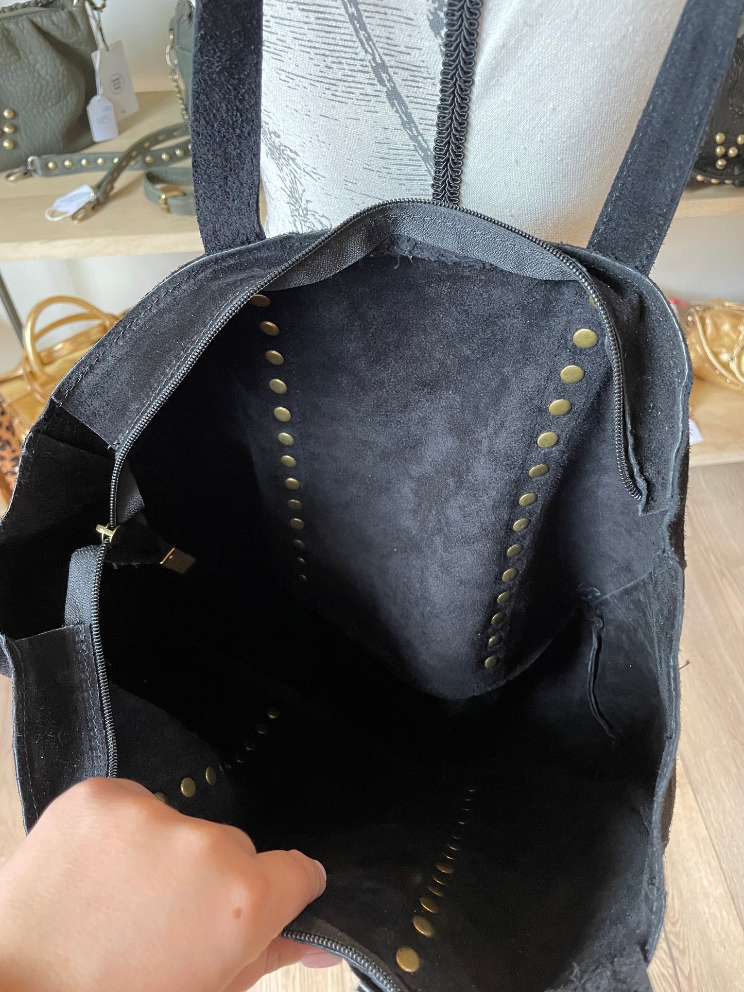 Sac cabas Manuella en daim noir clouté