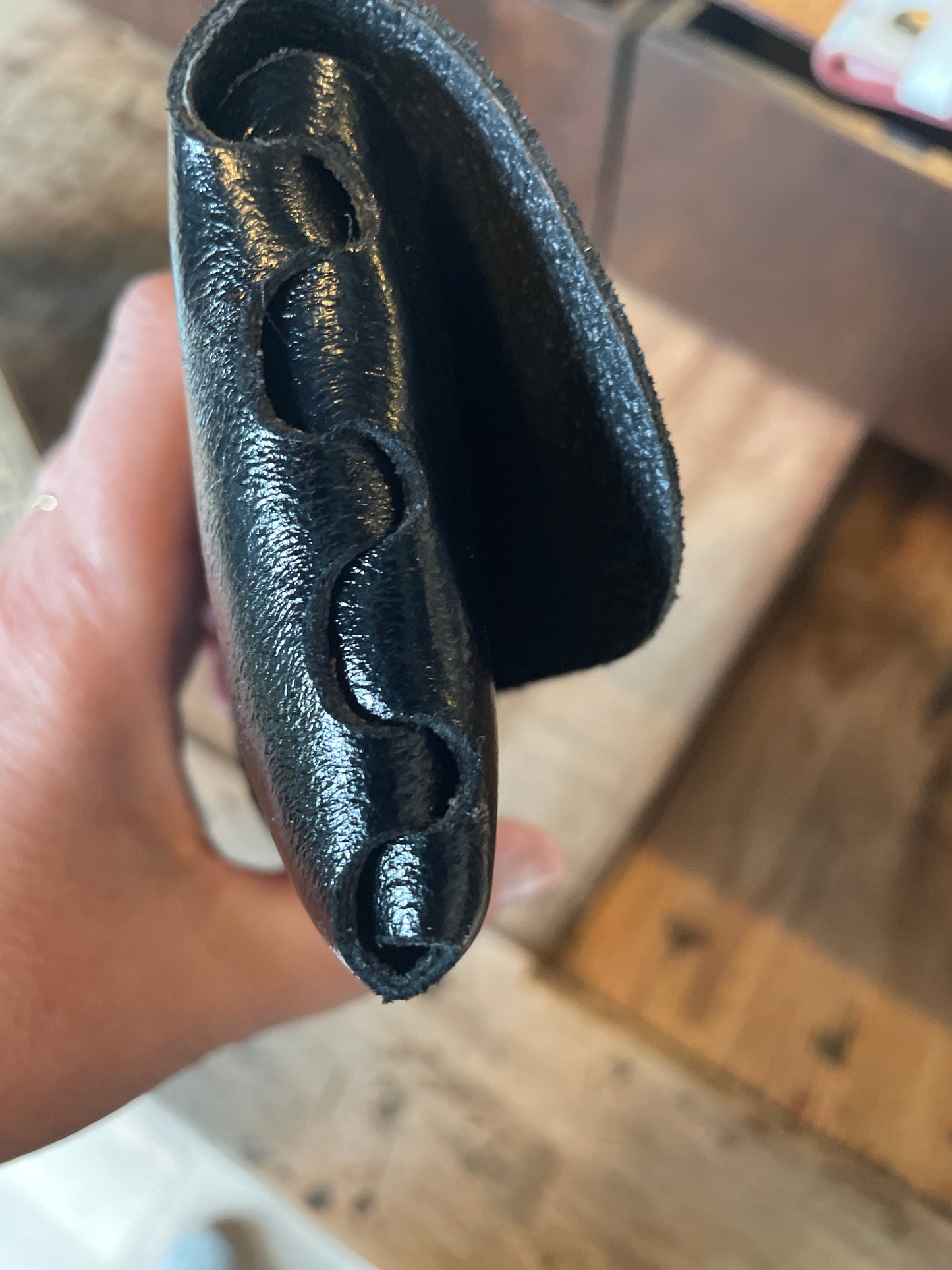 Étui à lunettes en cuir noir irisé