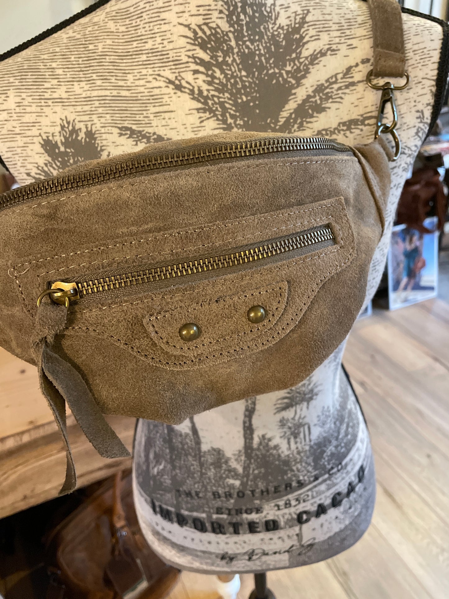 Banane Alda en daim coloris taupe