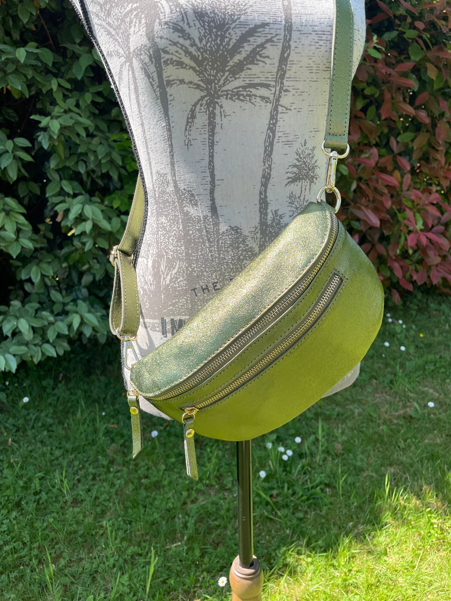 Banane SACHA en cuir irisé kaki