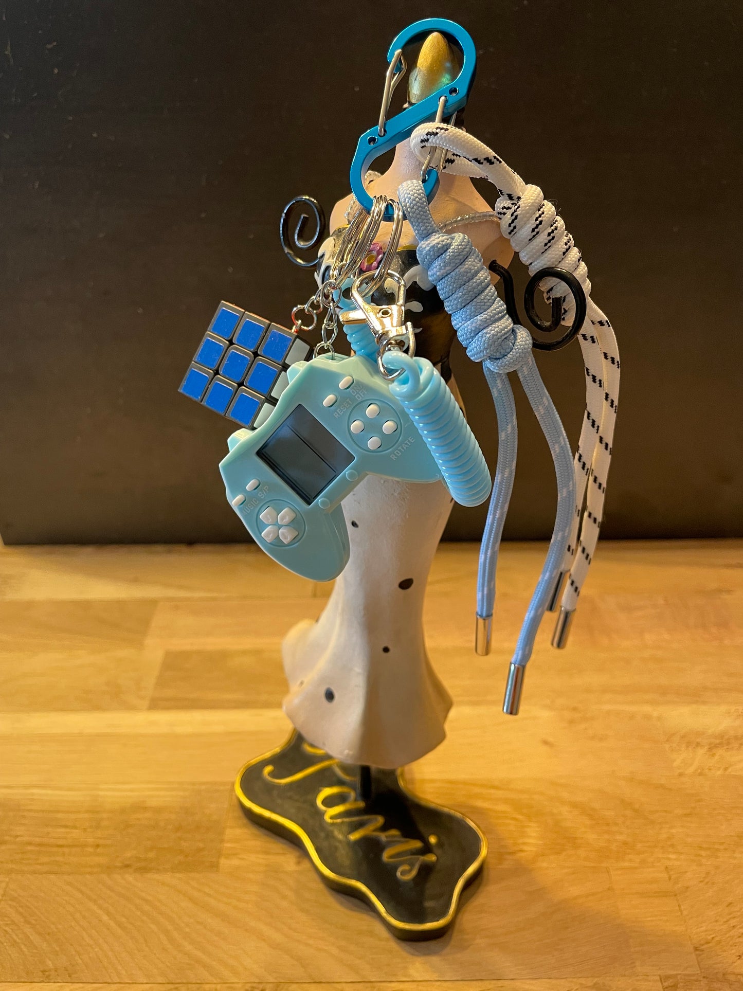 Bijou de sac manette de jeu + rubik’s cube bleu clair