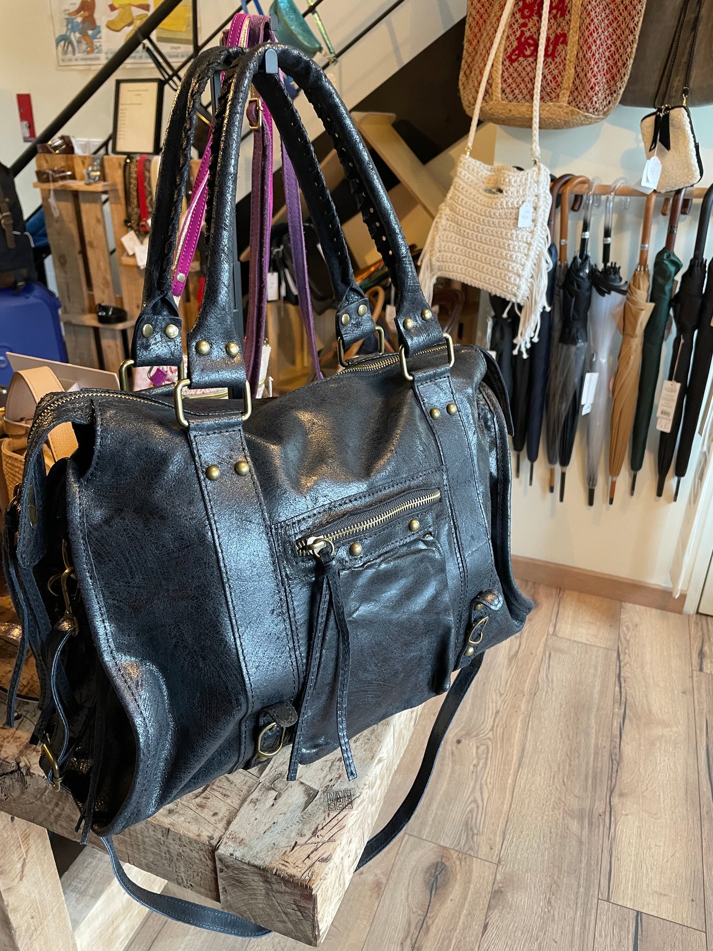 Sac Amandine en cuir noir mat - grand format