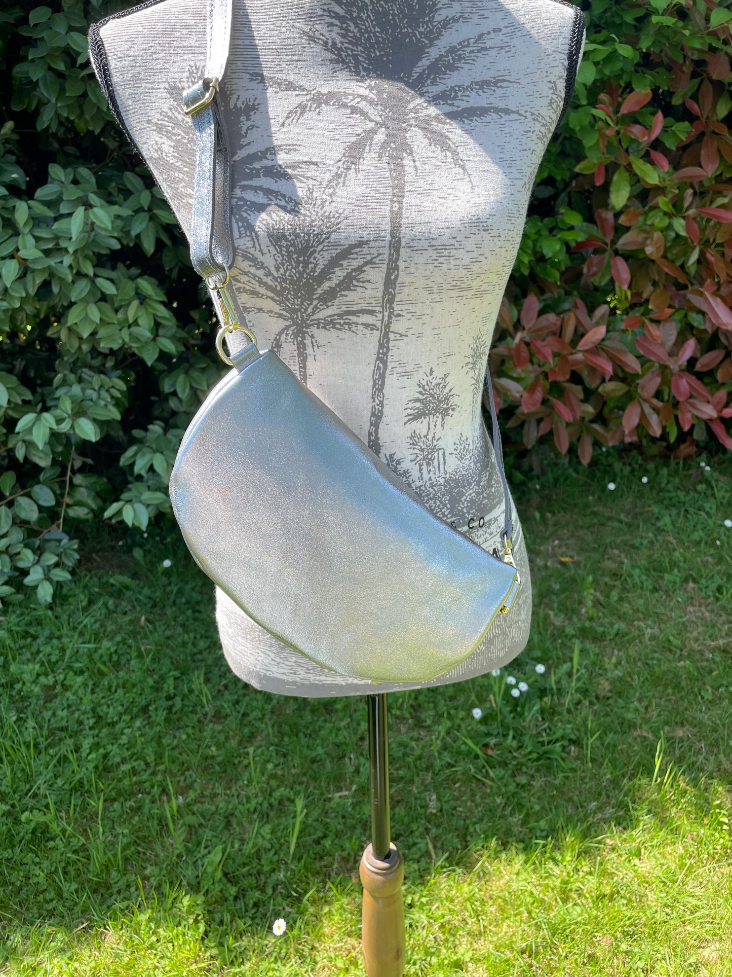 Banane SACHA en cuir irisé gris