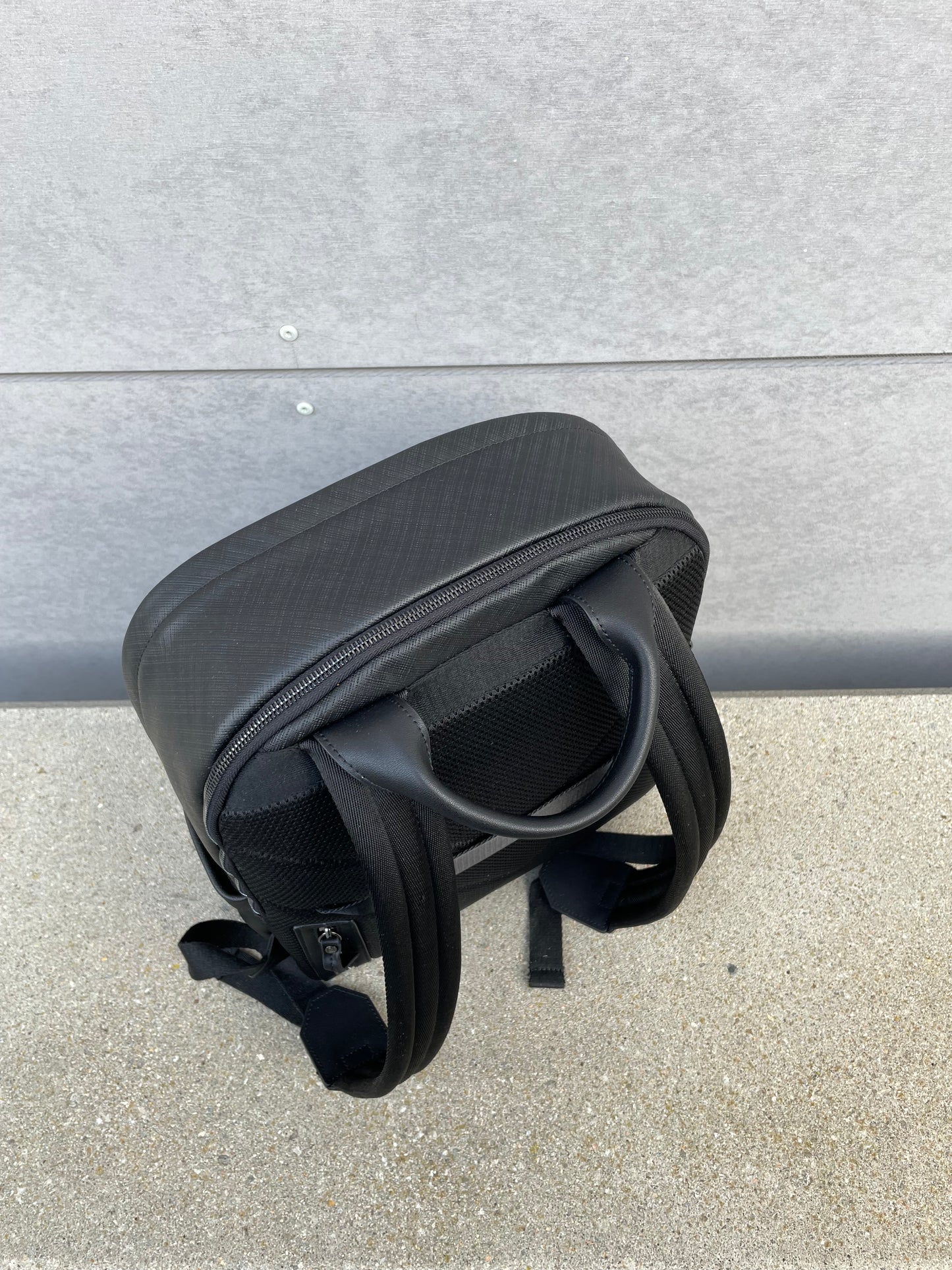 Sac à dos business en cuir Ligne Flèche 2 compartiments + PC 15’´- ETRIER