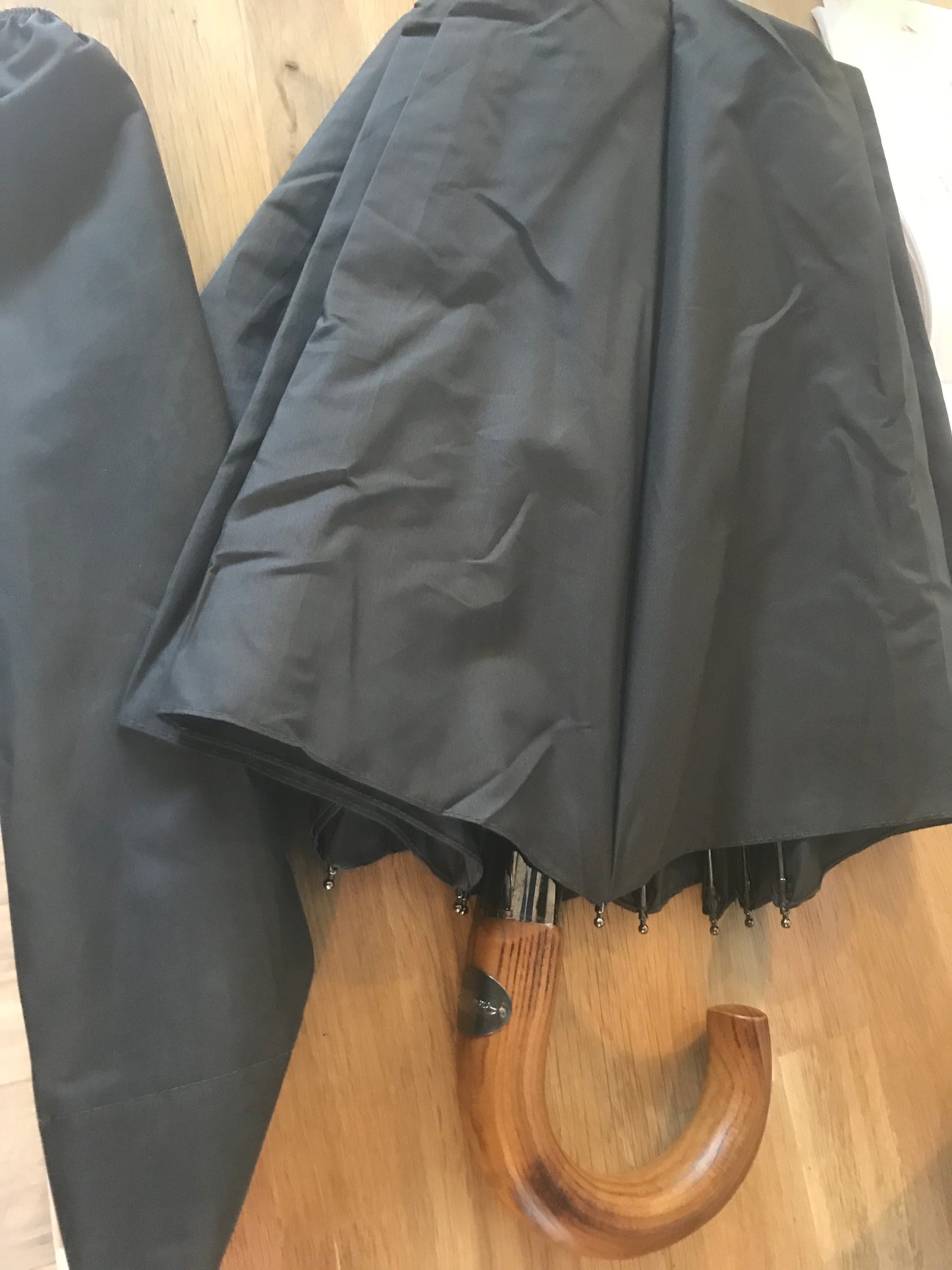 Parapluie pliant automatique gris poignée bois Pierre Vaux