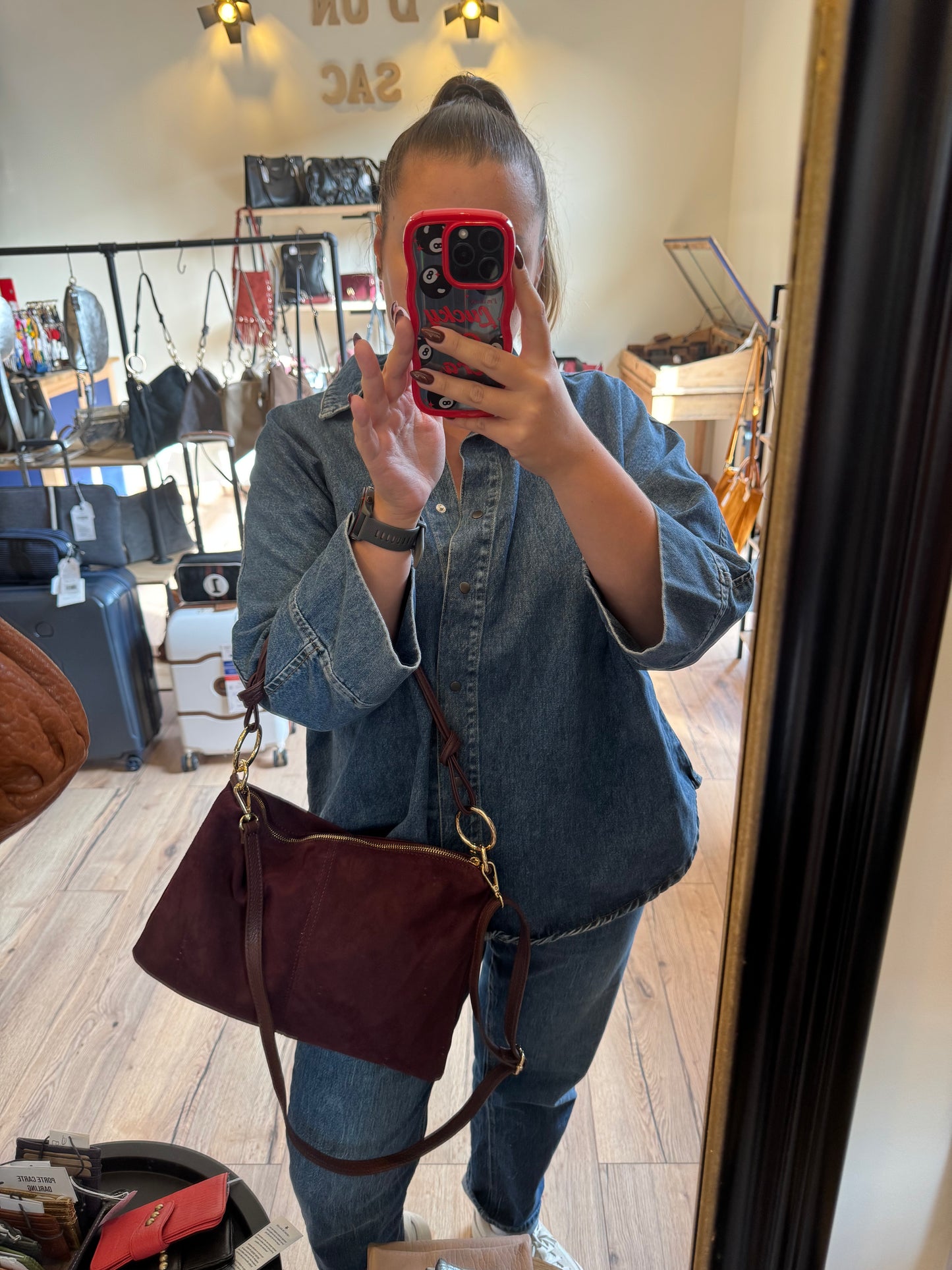 Sac Charlie format grande pochette en daim coloris prune