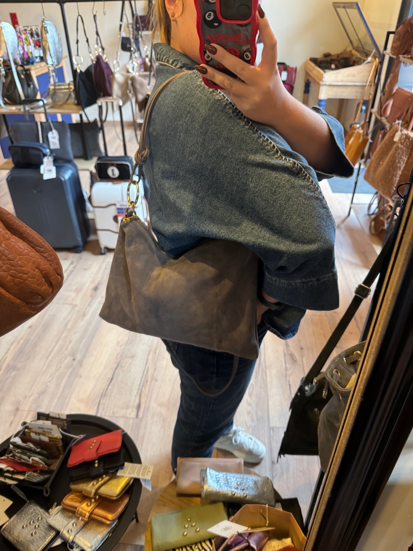 Sac Charlie format grande pochette en daim gris