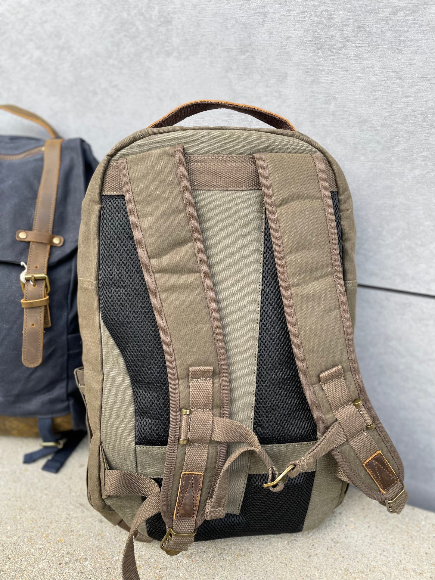 Sac à dos kaki au look vintage en toile waxée et cuir