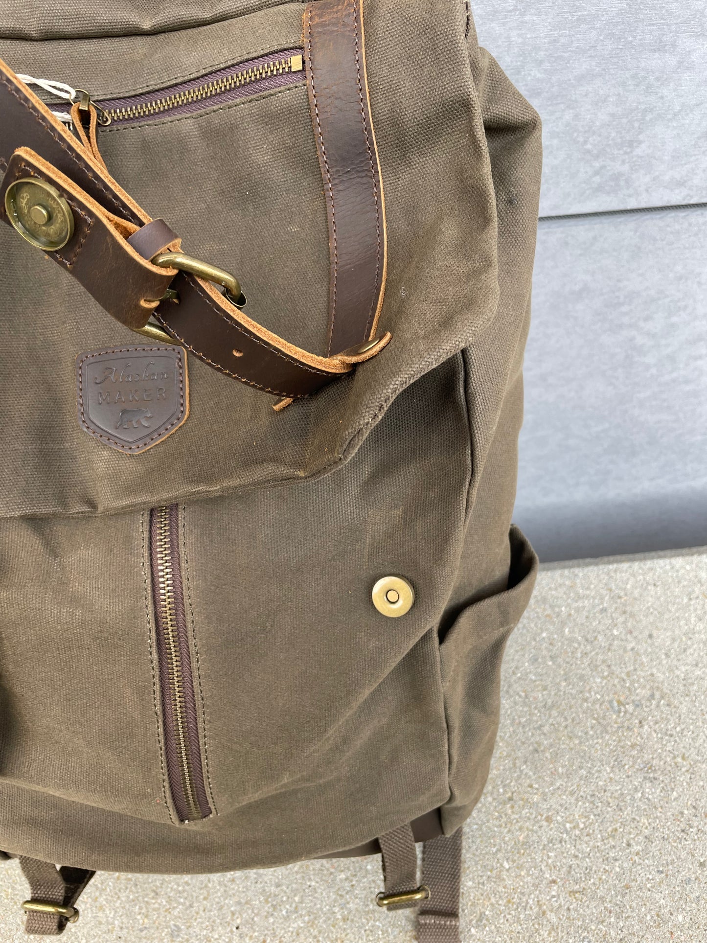 Sac à dos kaki au look vintage en toile waxée et cuir