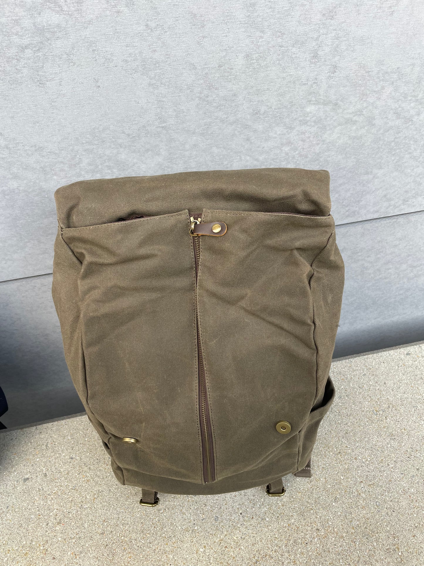 Sac à dos kaki au look vintage en toile waxée et cuir