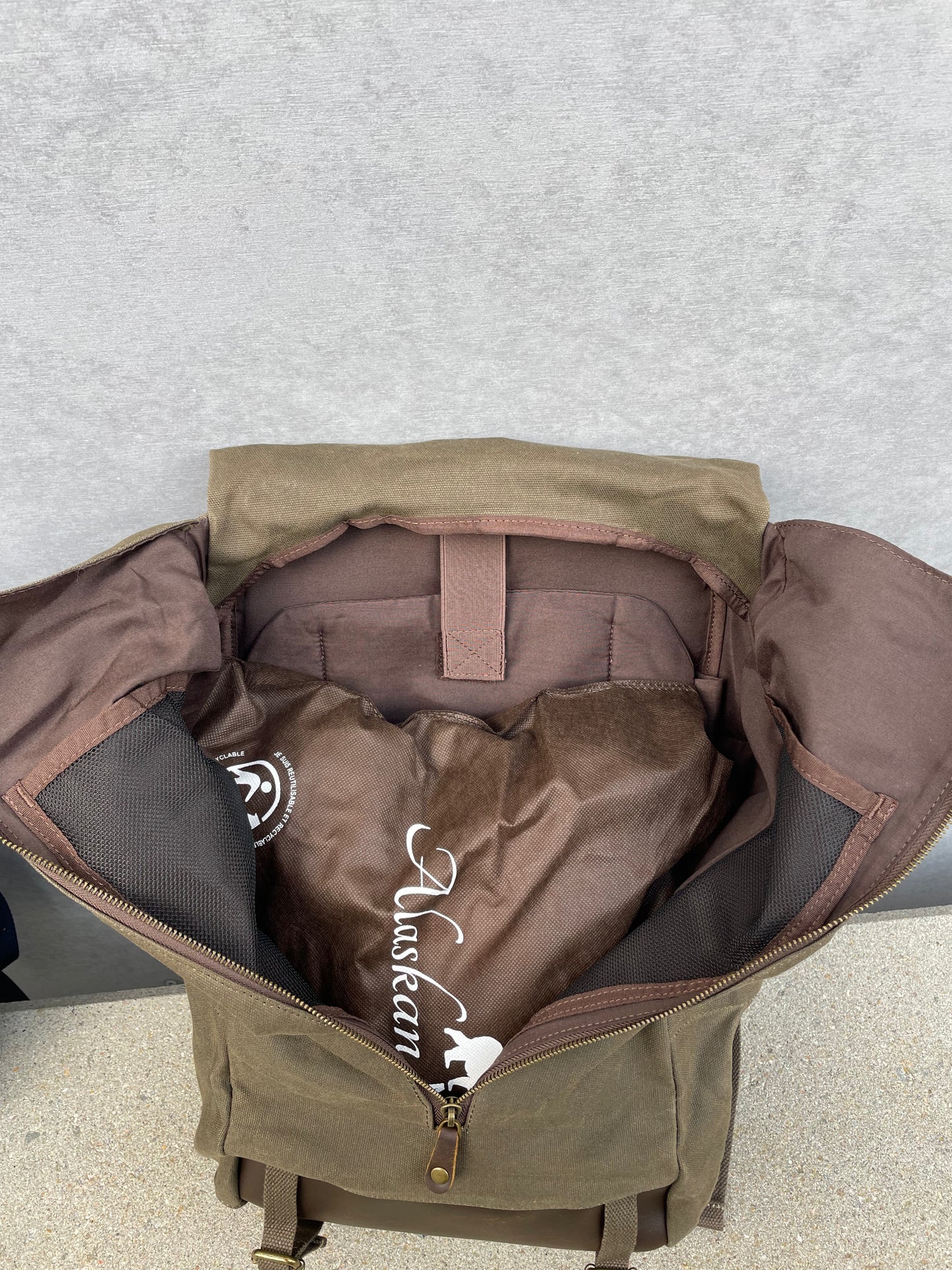 Sac à dos kaki au look vintage en toile waxée et cuir