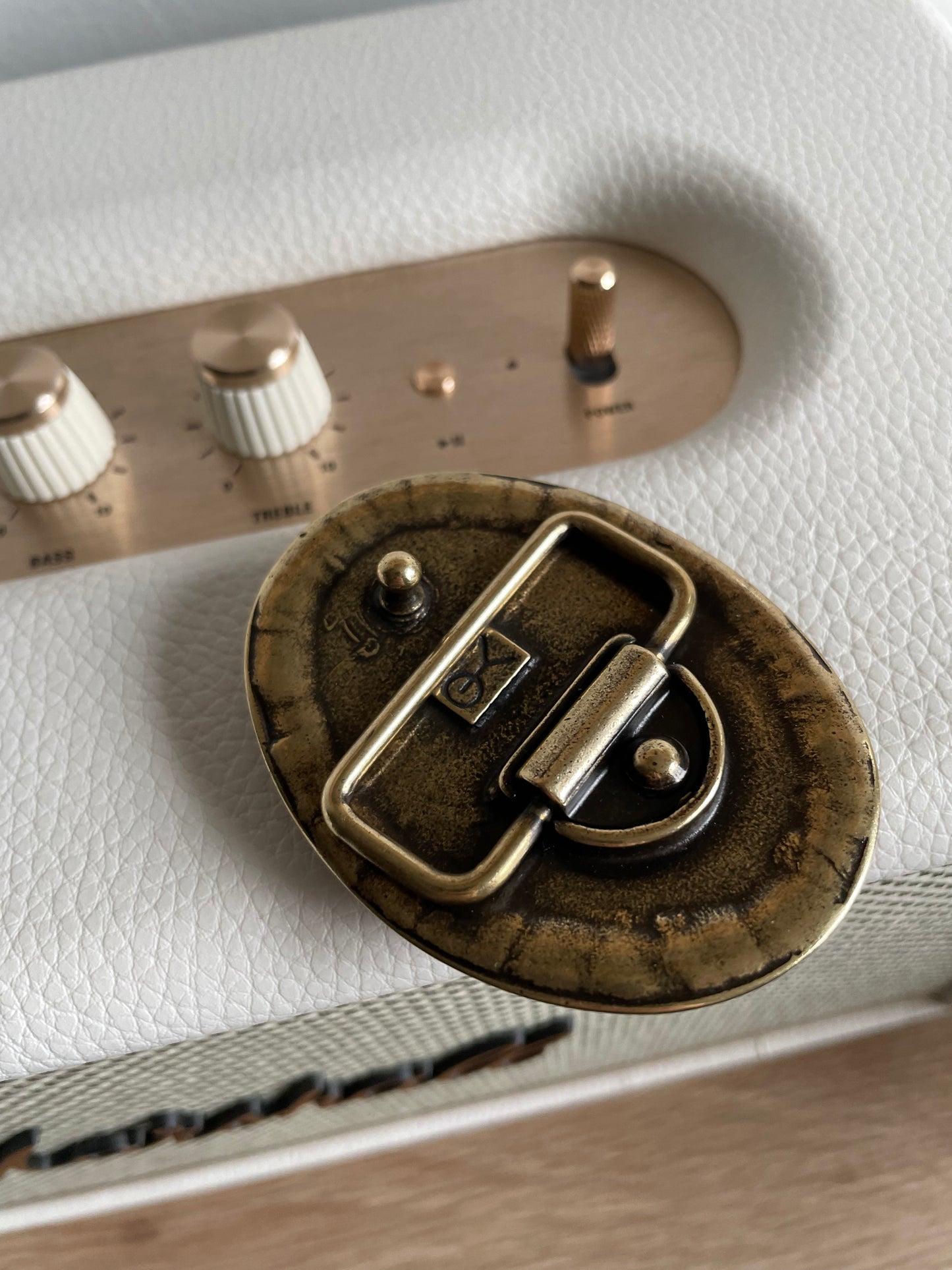 Boucle YOLETE en émail veiné & Strass Old Gold/ivoire