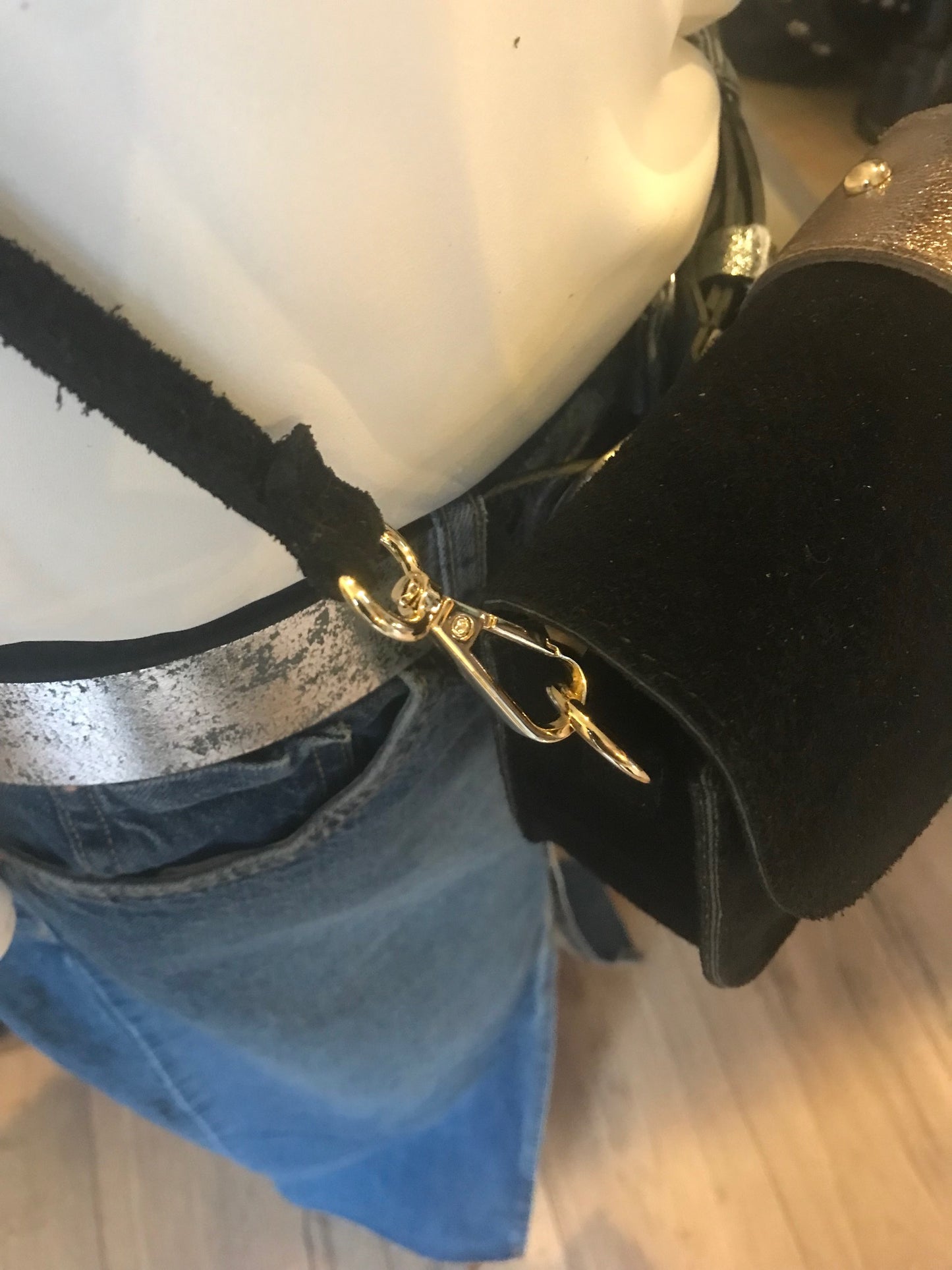 Sac Basic Chic en daim noir et cuir doré