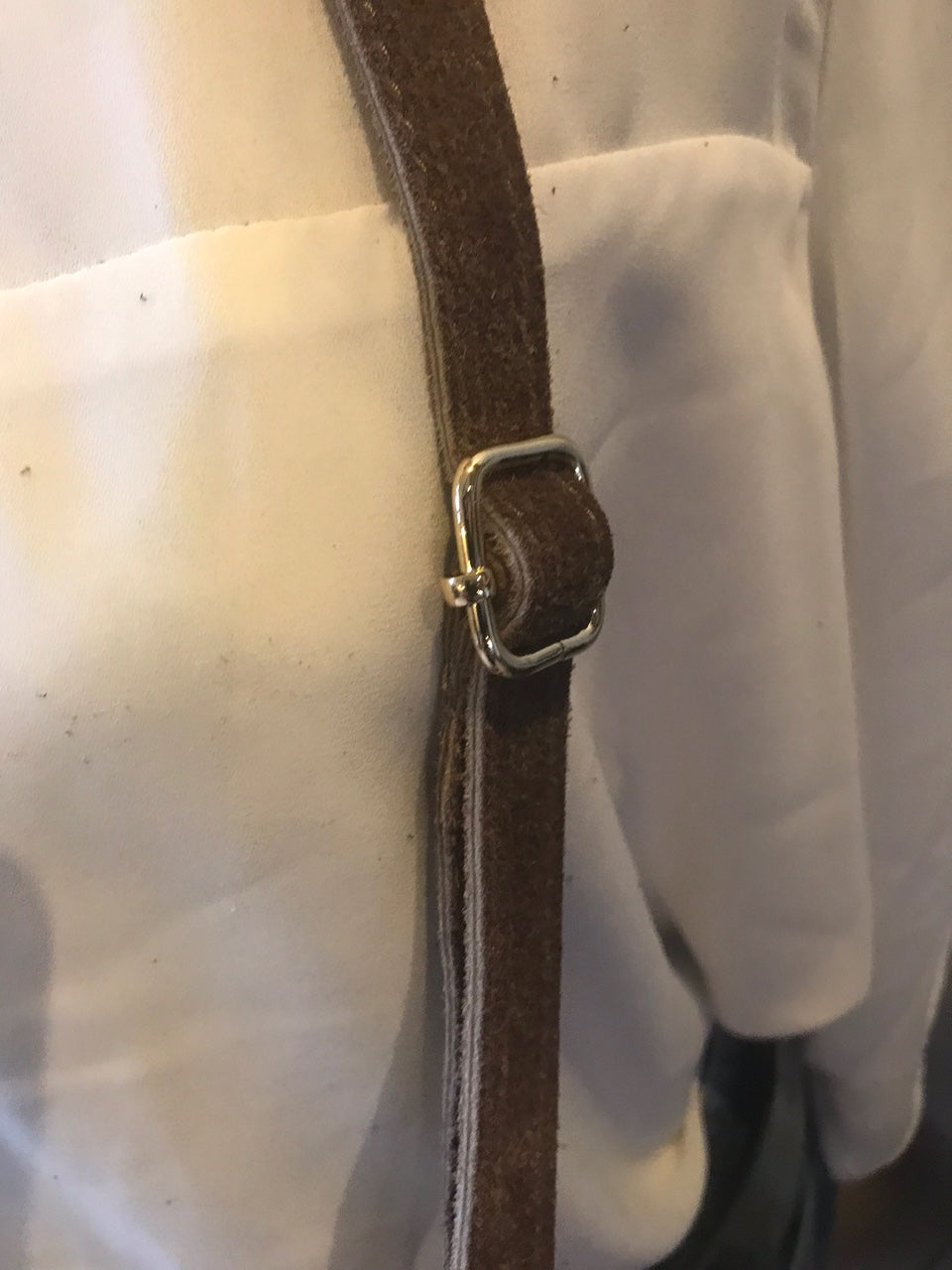 Sac Basic Chic en daim coloris taupe et doré