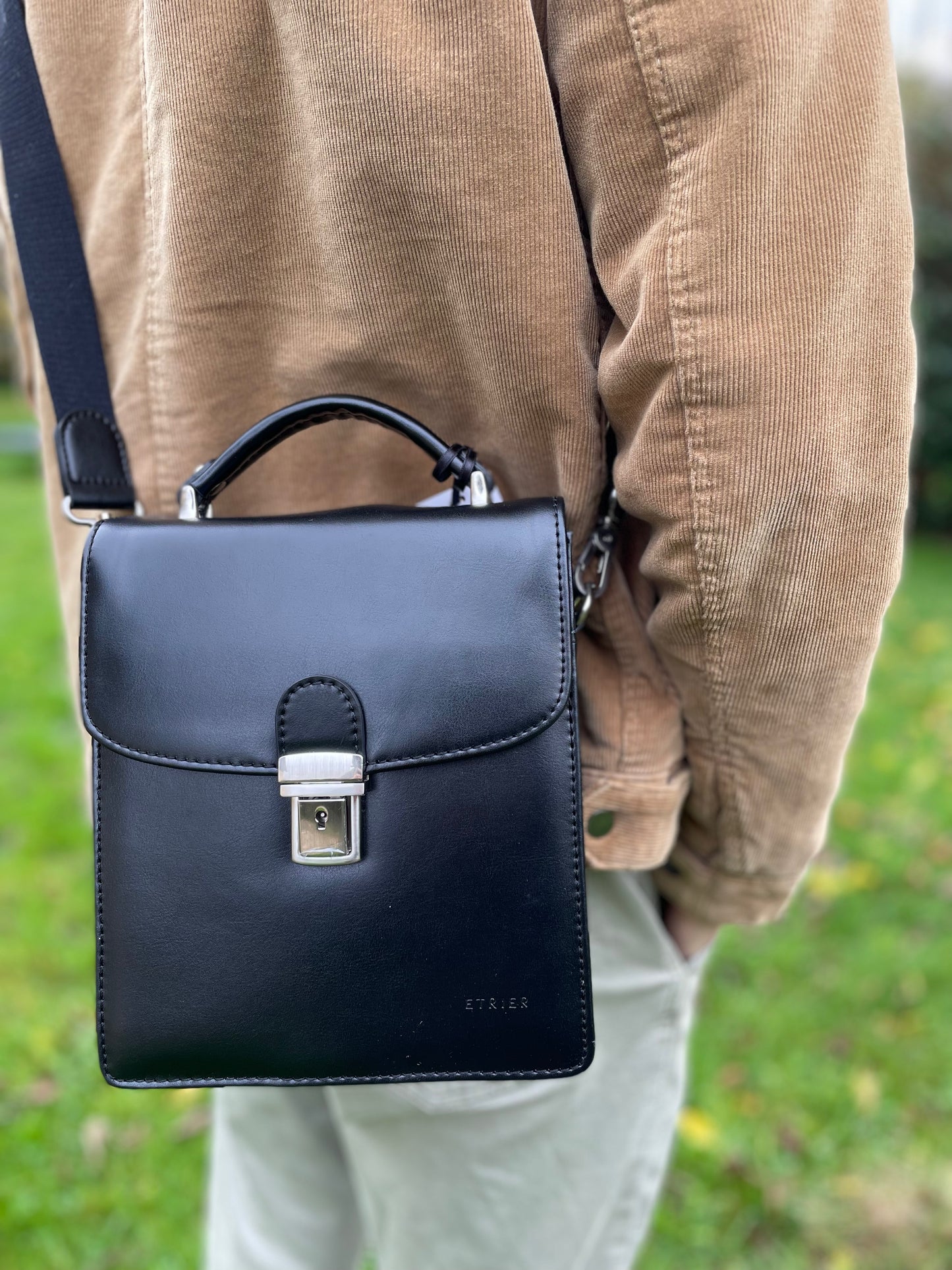 Sac bandoulière en cuir au look vintage ligne CROSTA coloris noir - Étrier