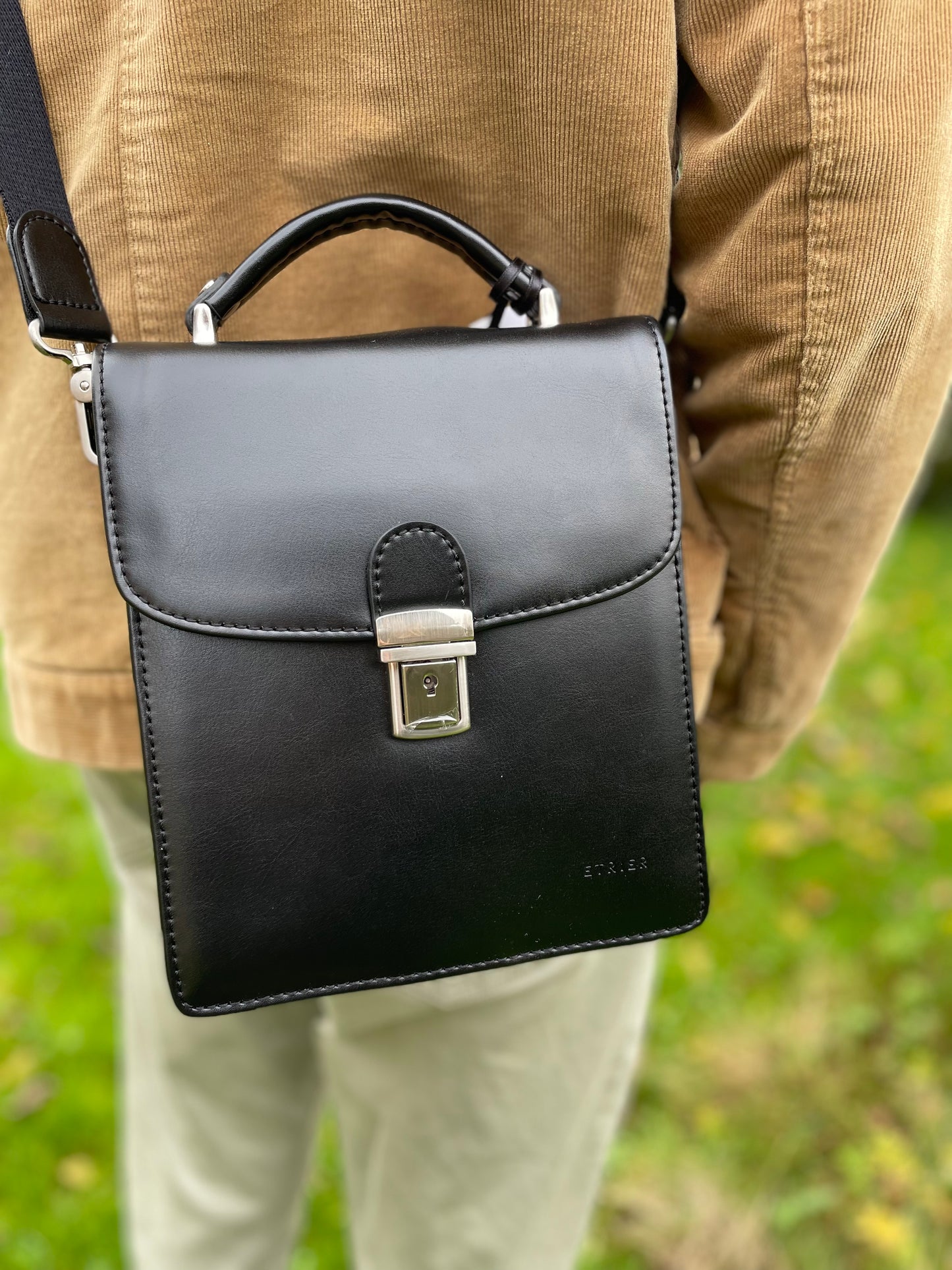 Sac bandoulière en cuir au look vintage ligne CROSTA coloris noir - Étrier