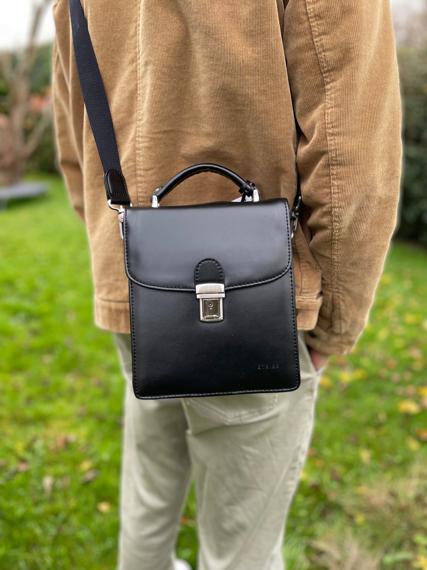 Sac bandoulière en cuir au look vintage ligne CROSTA coloris noir - Étrier