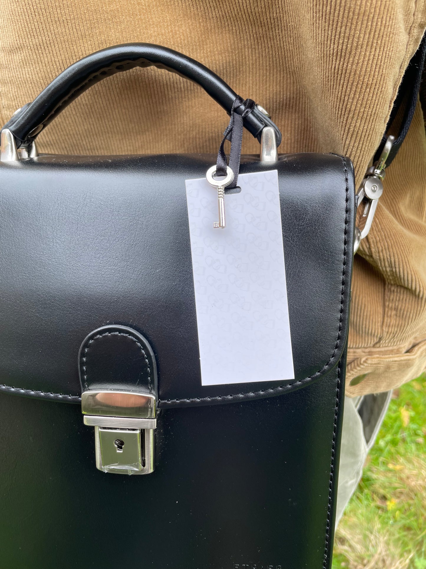 Sac bandoulière en cuir au look vintage ligne CROSTA coloris noir - Étrier