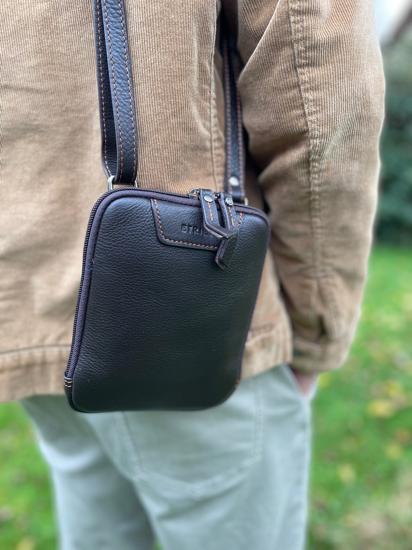 Petite sacoche bandoulière en cuir marron foncé /orange- Étrier