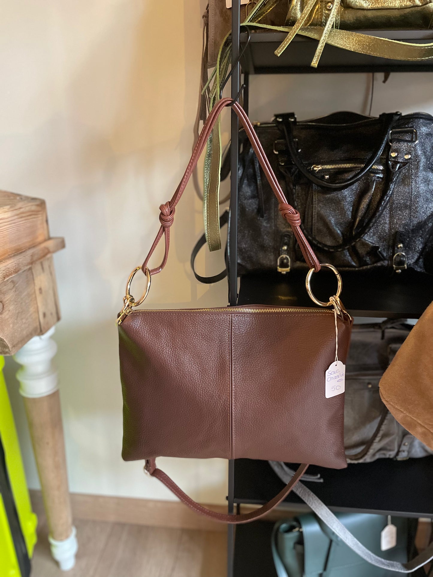 Sac format grande pochette en cuir grainé marron- Charlie
