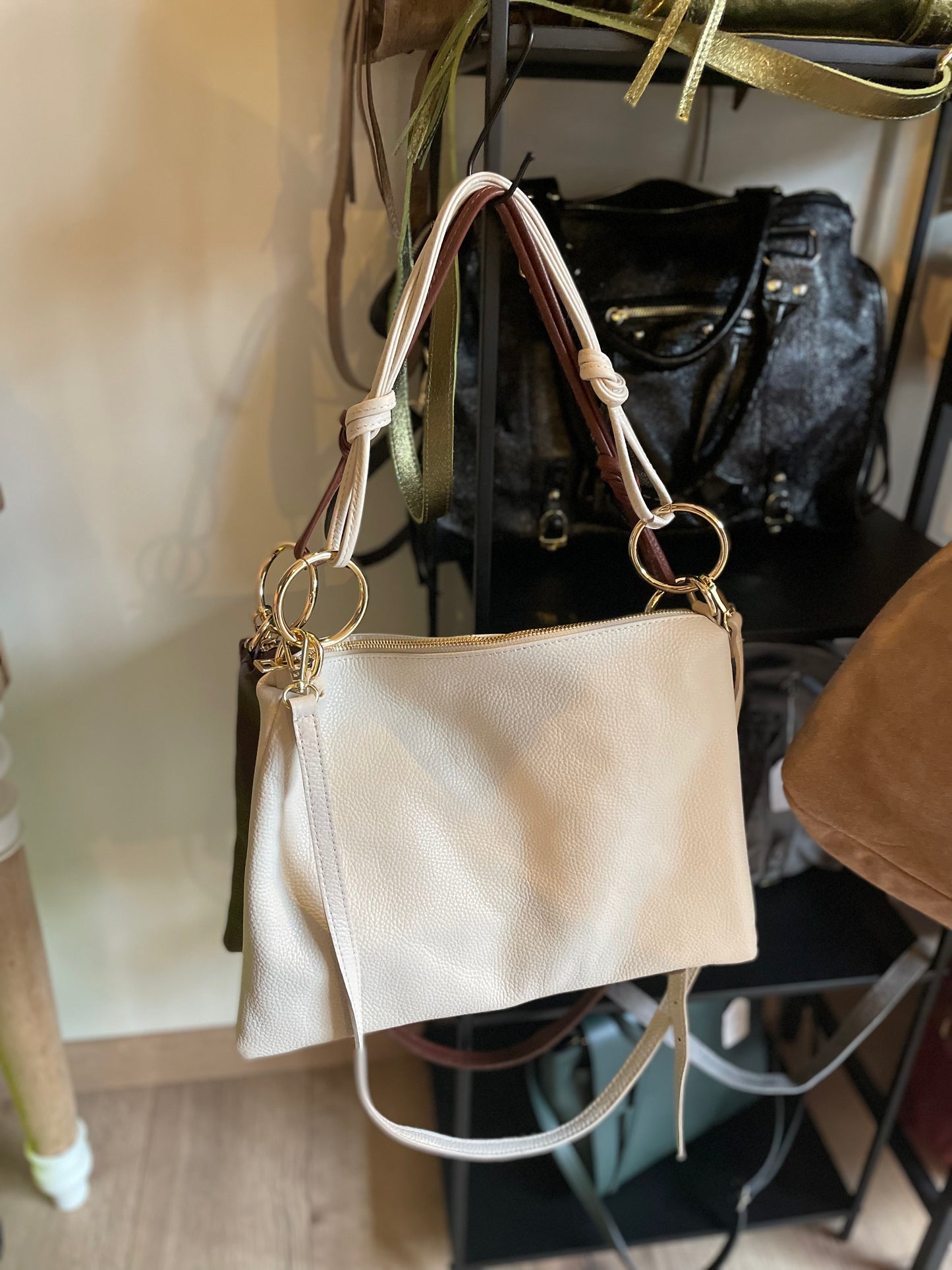 Sac format grande pochette en cuir grainé beige - Charlie