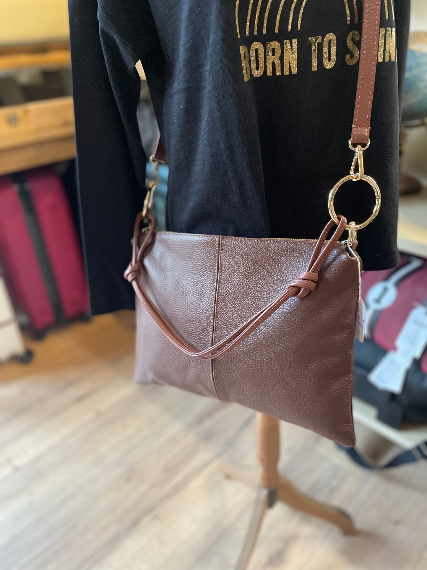 Sac format grande pochette en cuir grainé marron- Charlie